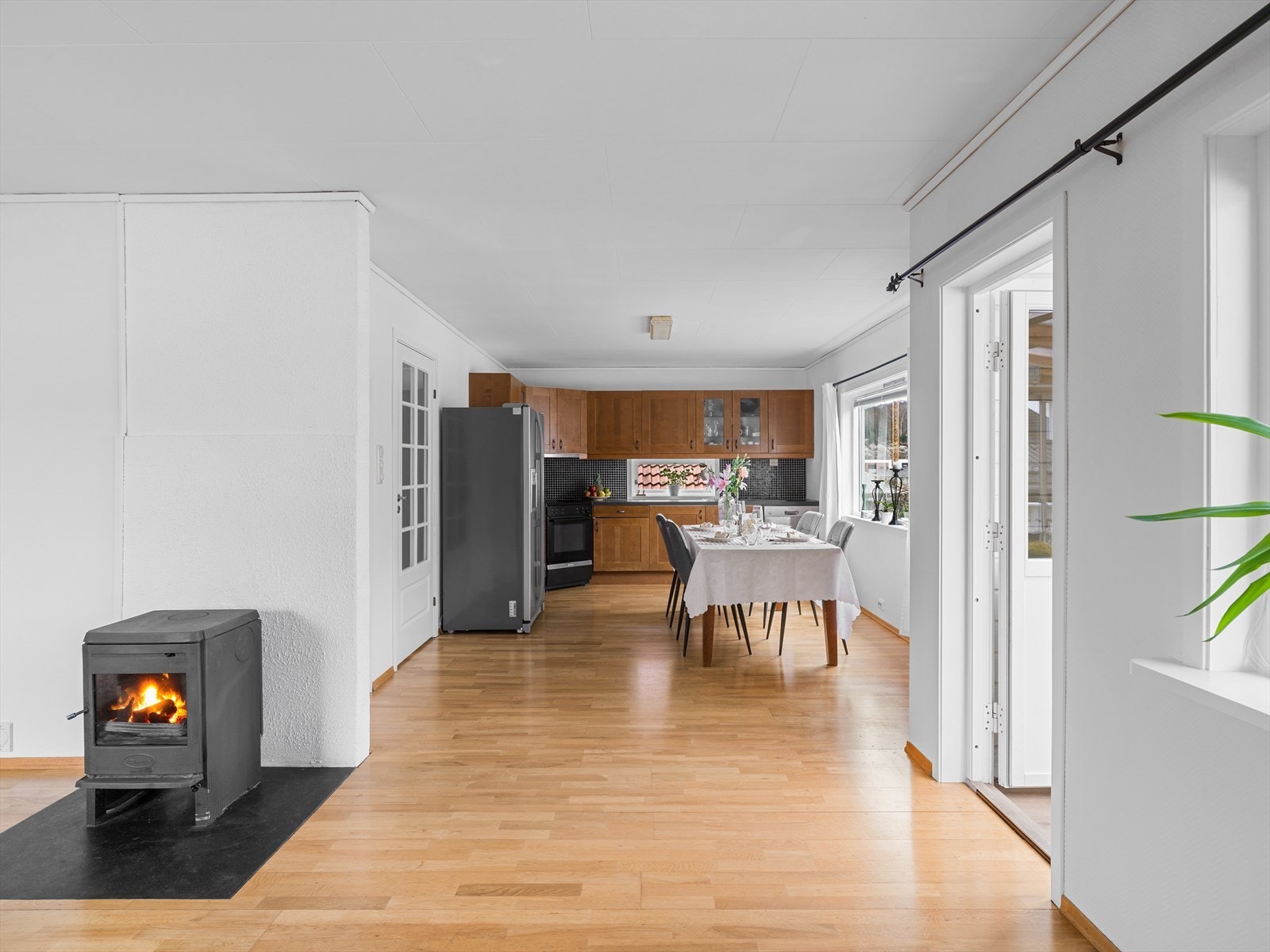 Store vindusflater slipper inn rikelig med dagslys. Galleribilde