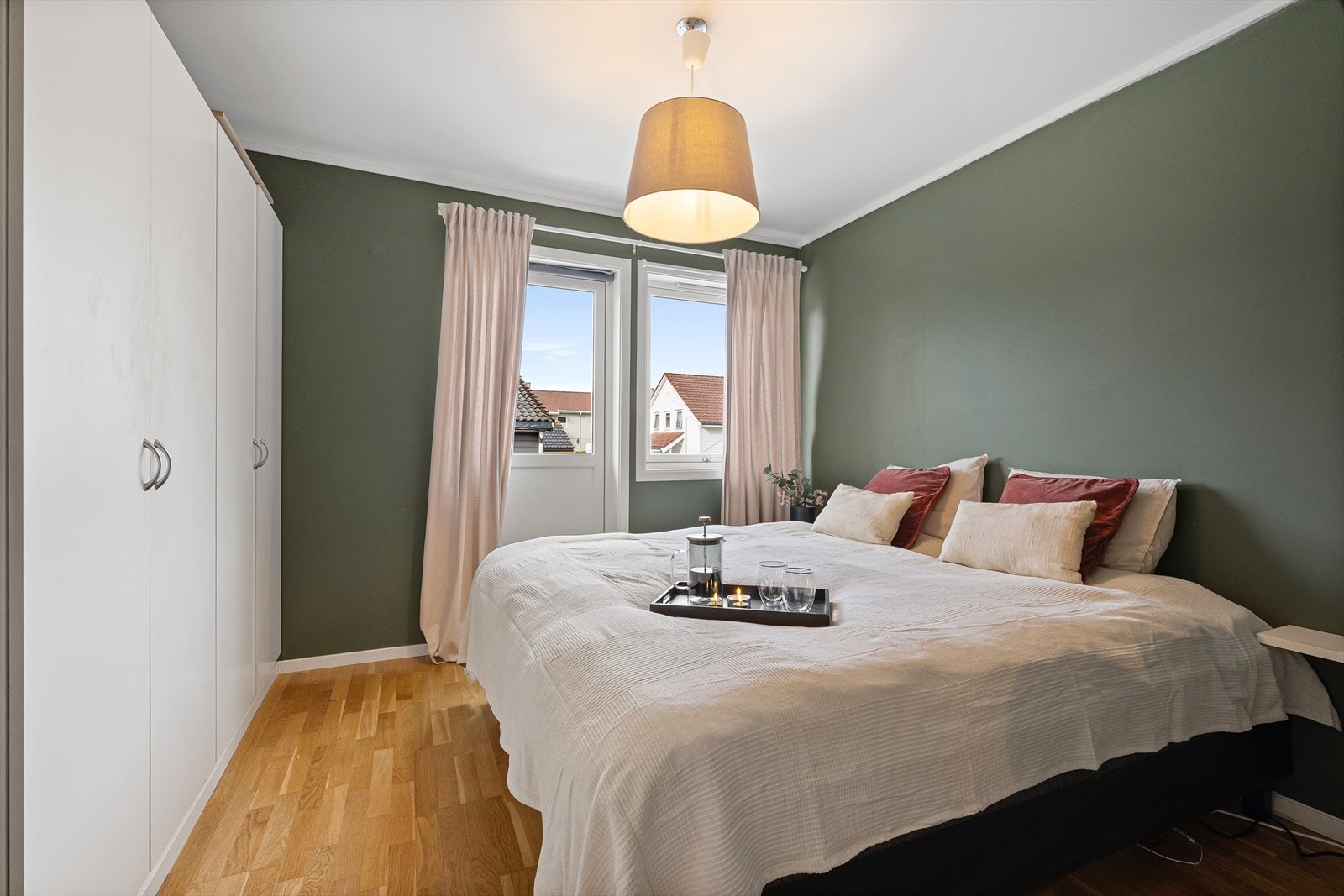 Hovedsoverom med god garderobe plass, samt utgang til balkong Galleribilde