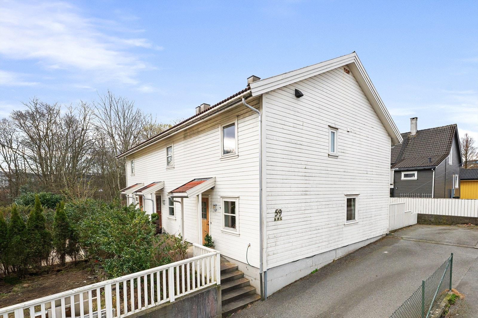 Rekkehuset ligger i et veletablert område ved kommunegrensen mot Randaberg i blindgate Galleribilde