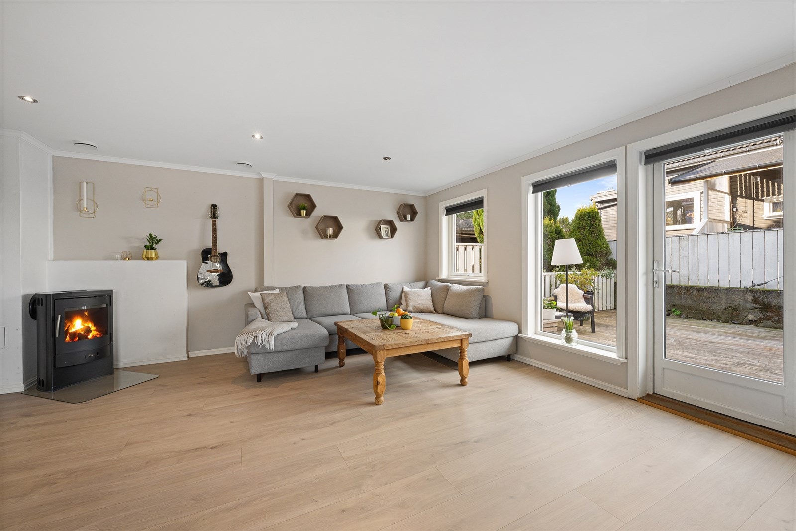 Overflater på vegger og tak er malt, samt det er lagt ny laminat på gulv. Fra stuen er det utgang til romlig terrasse Galleribilde