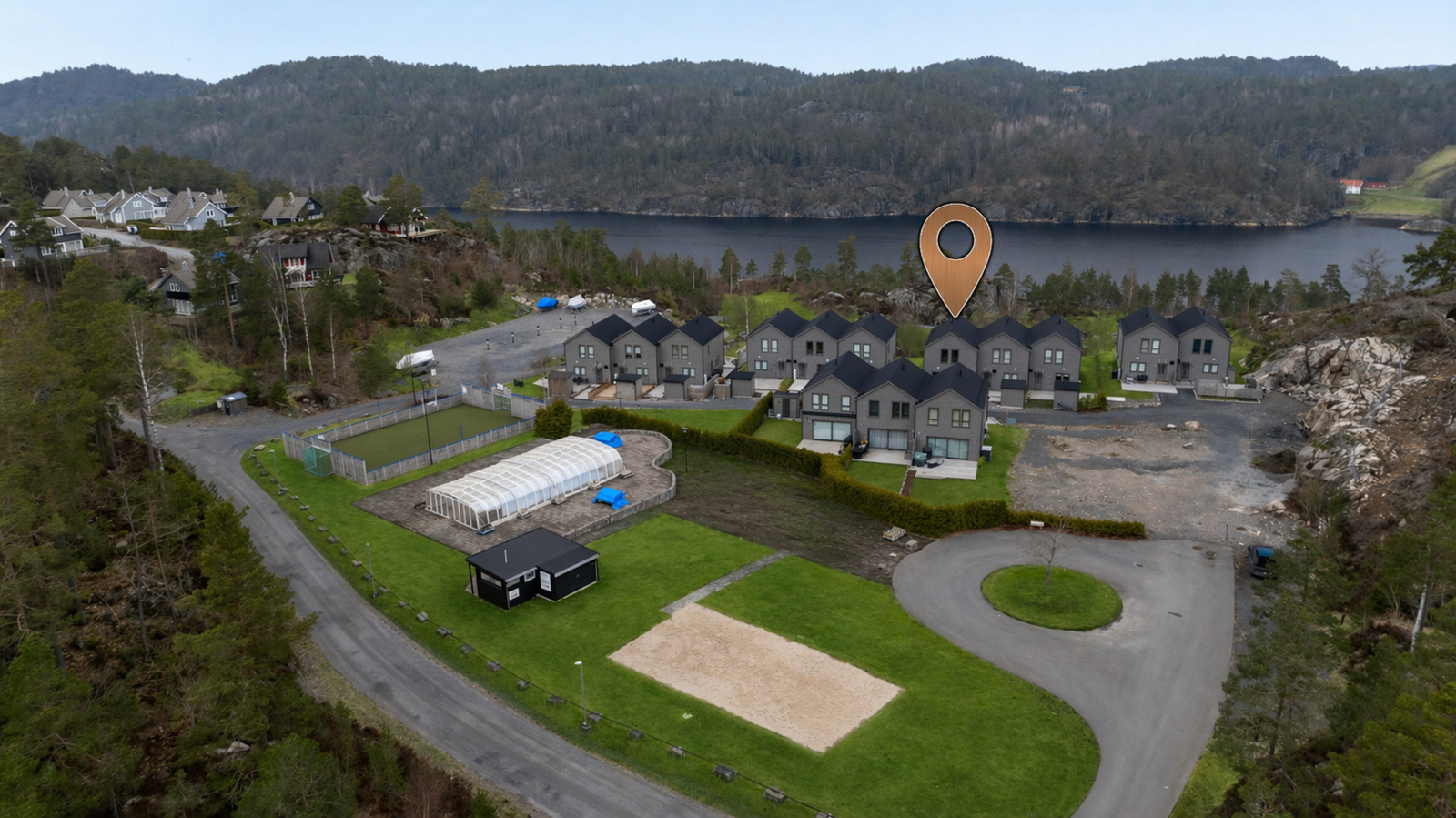 Det medfølger båtplass, og eiendommen har tilgang til felles fasiliteter som basseng, beachvolleyballbane og ballbinge, samt kort vei til badestrand og brygge. Galleribilde