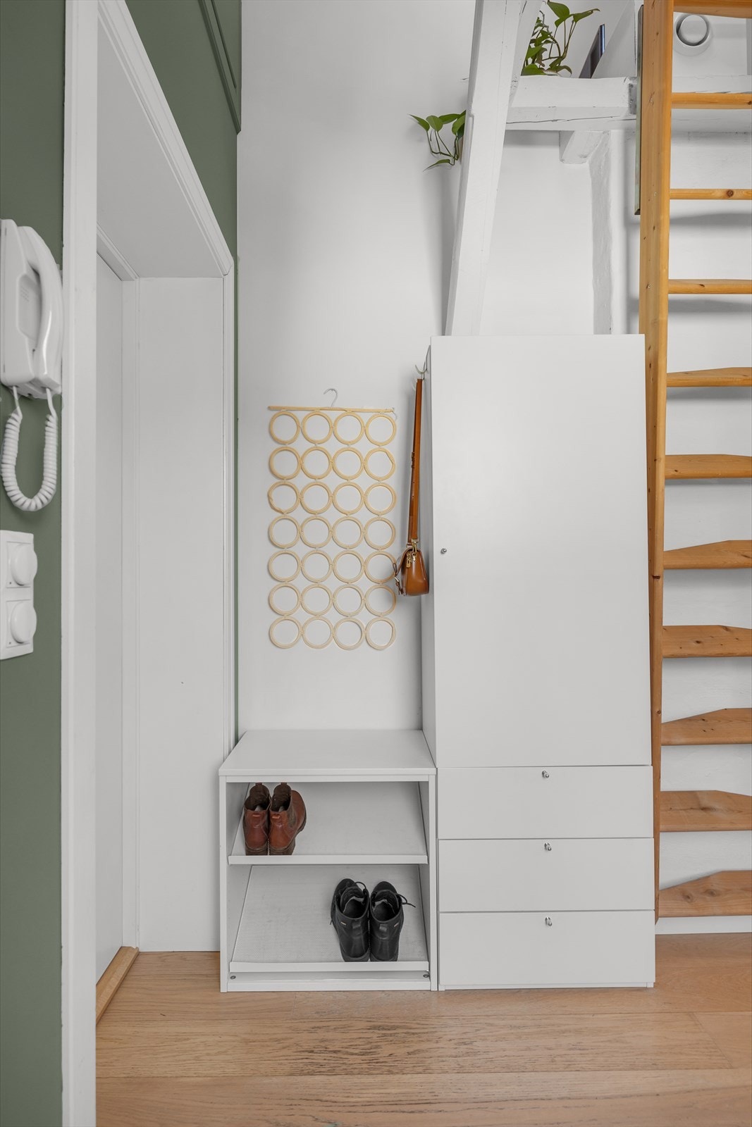 Skyvedørsgarderobe gir praktisk oppbevaringsløsning i entré. Galleribilde