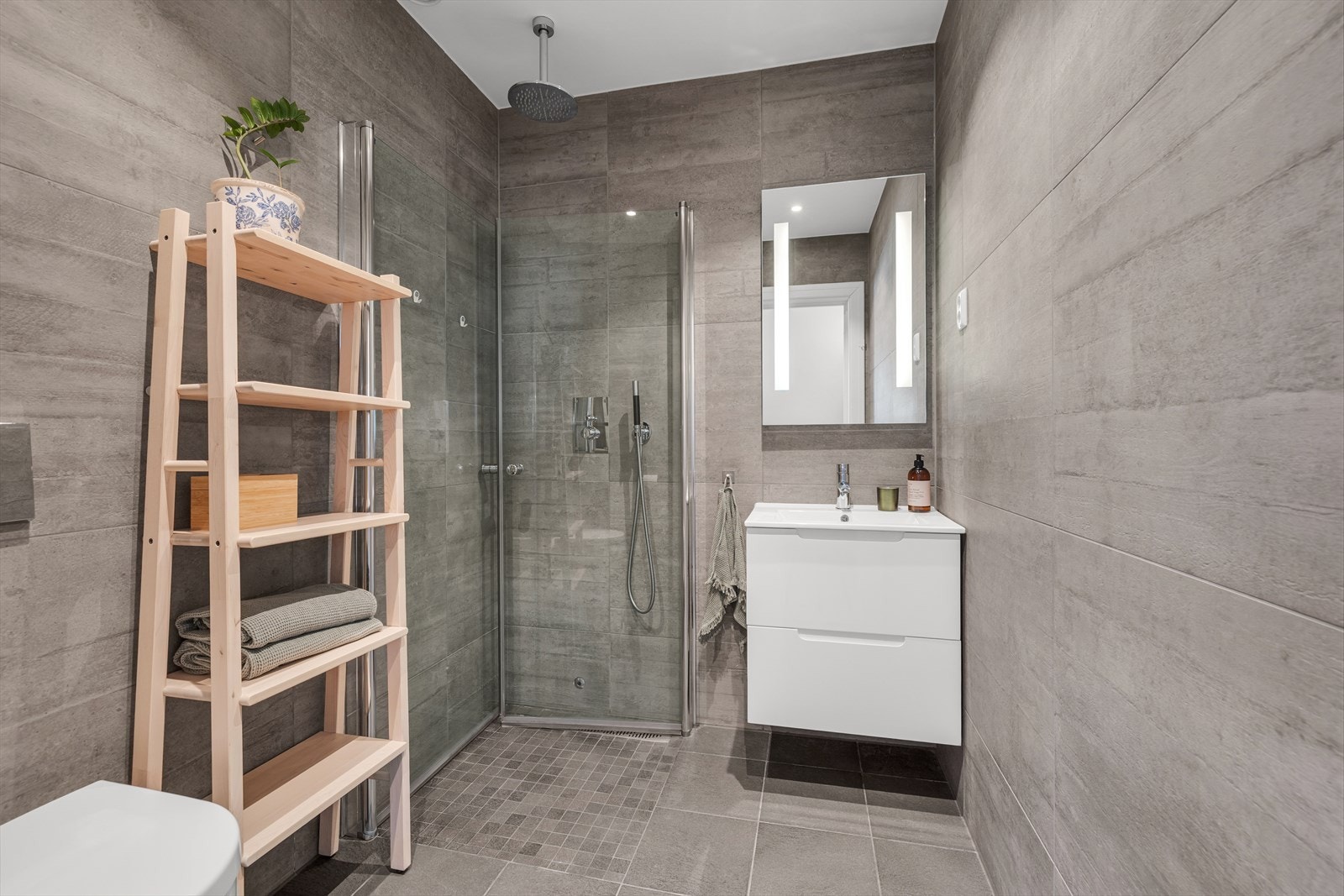 Badet har flislagte gulv og vegger, samt gulvvarme og innfelt dusjhjørne. Galleribilde