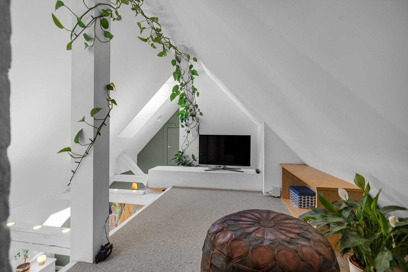 Hemsen er tilgjengelig via stige og gir rom for oppbevaring eller opphold. Galleribilde