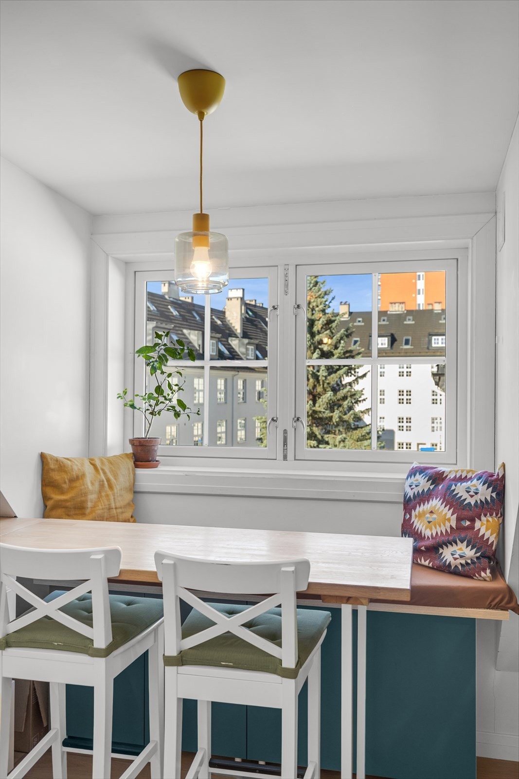 Spiseområdet har en hyggelig plassering ved vinduene. Galleribilde