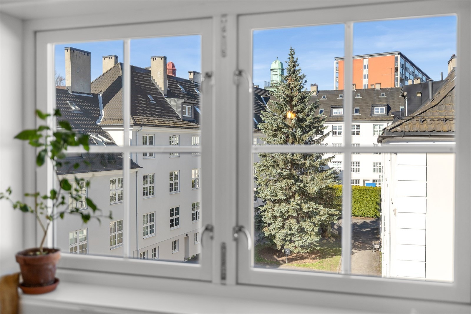 Vinduer gir utsyn til gårdsplass og nærliggende bygninger. Galleribilde