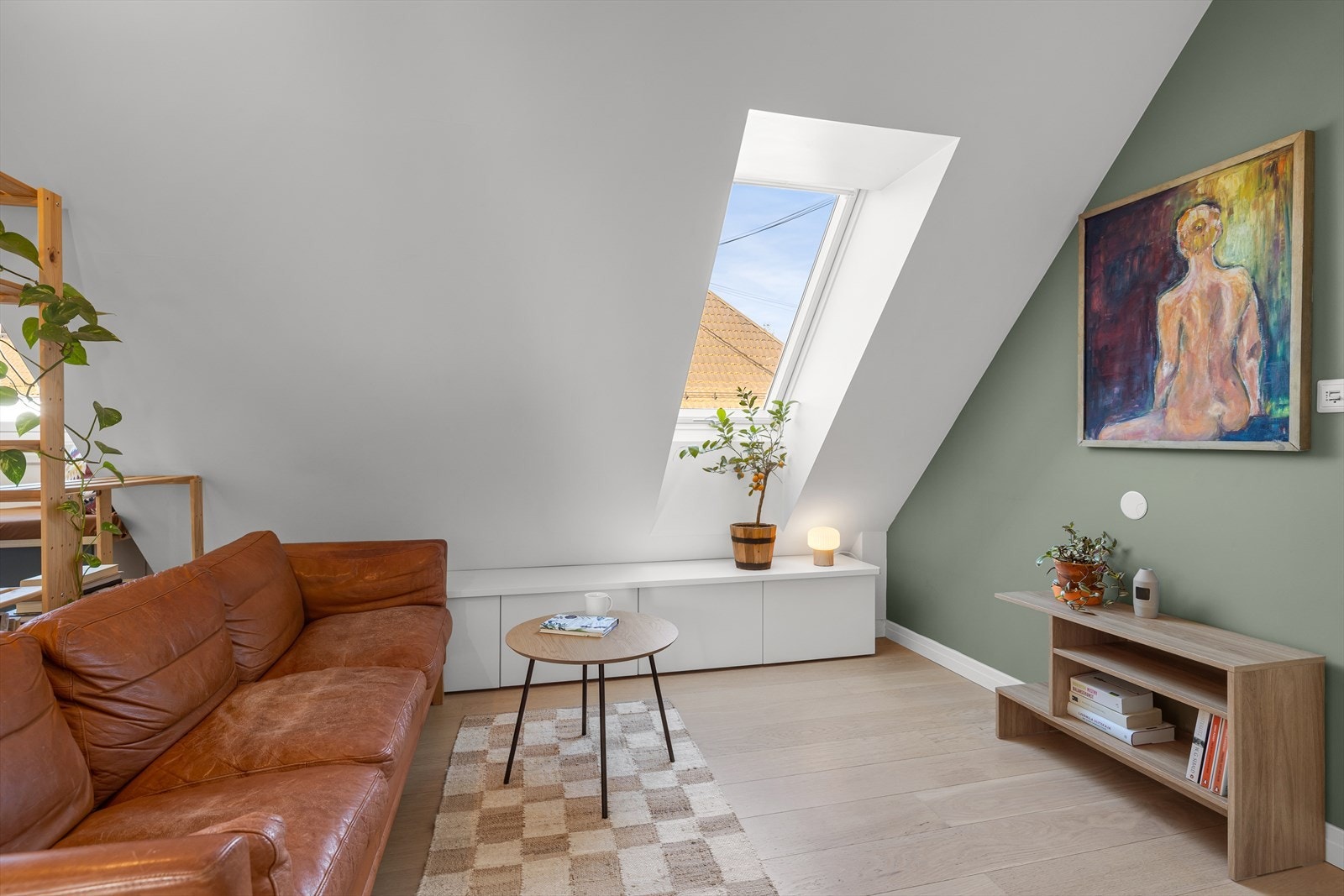 I oppholdsrommet er det tilrettelagt for både avslapning og oppbevaring. Galleribilde