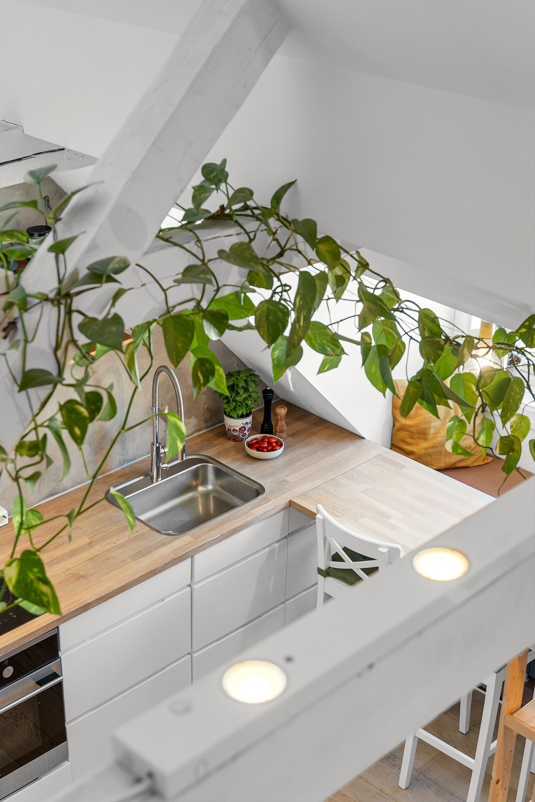 Kjøkken og oppholdsrom er i enhetlig stil og gir en helhetlig følelse. Galleribilde