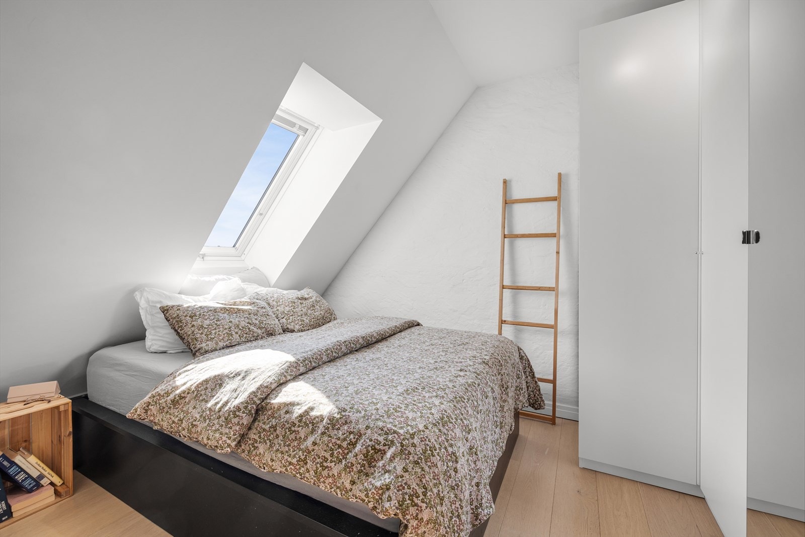 Hovedsoverommet har plass til dobbeltseng og innebygget garderobe. Galleribilde