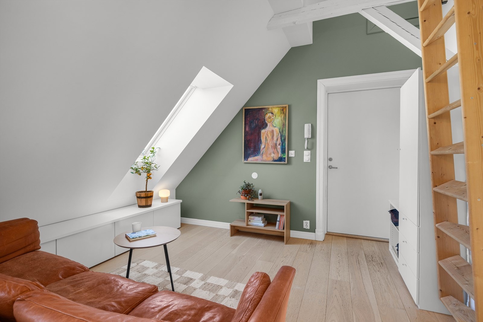 Lyst og funksjonelt oppholdsrom med effektiv bruk av arealet. Galleribilde