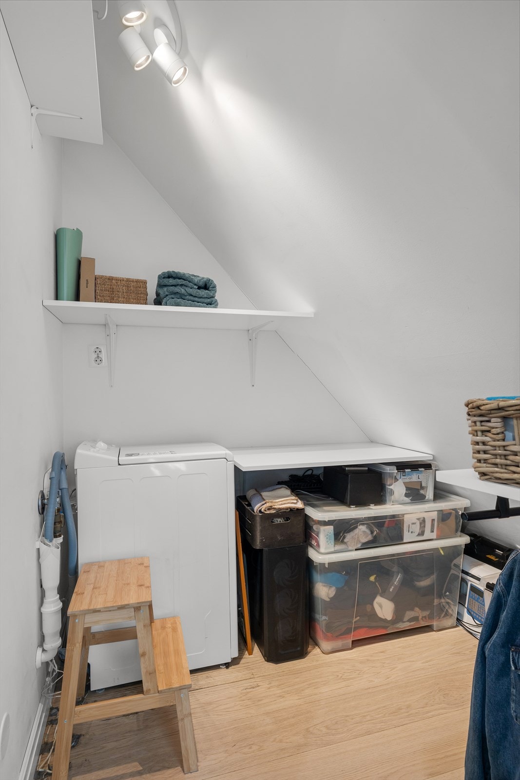Innvendig bod med opplegg for vaskemaskin og lekkasjesikring gir praktisk lagringsmulighet. Galleribilde