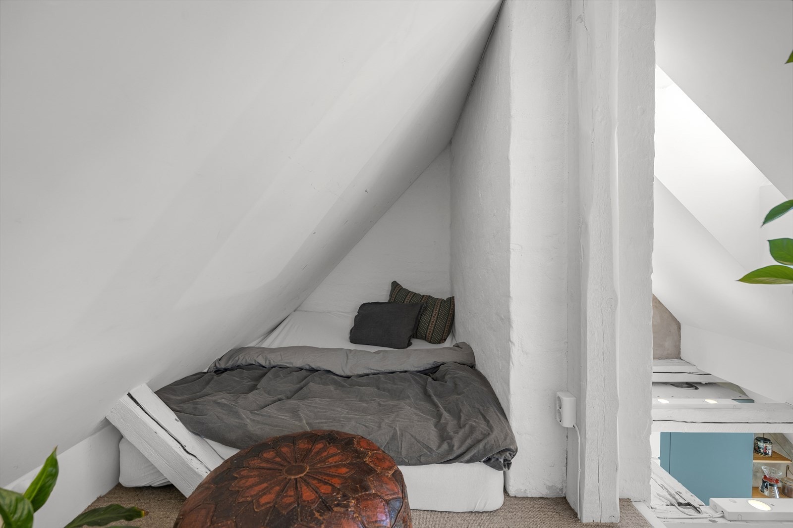 Hemsen har plassutnyttelse med soveplass og oppbevaring. Galleribilde