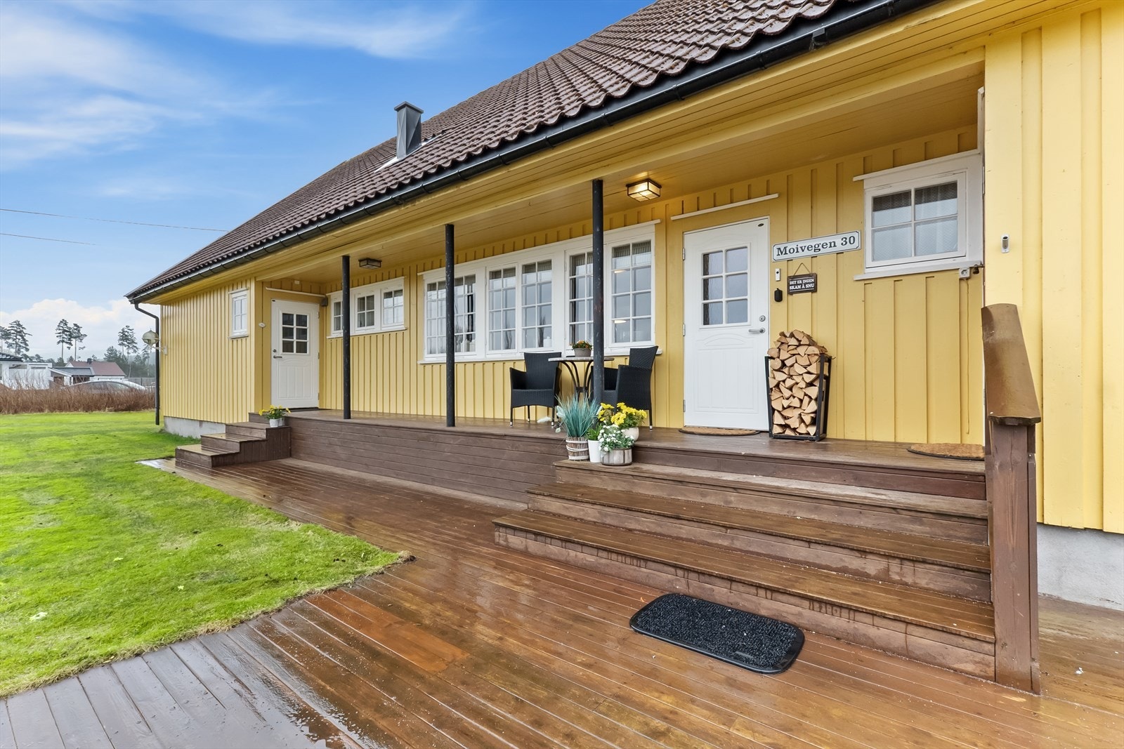 Inngangsparti med terrasse. Galleribilde