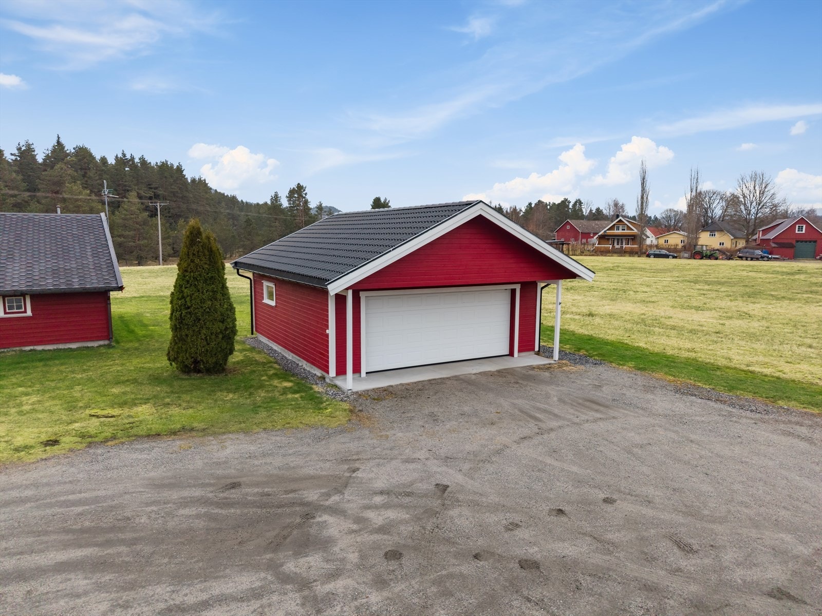 Stor garasje medfølger. Galleribilde