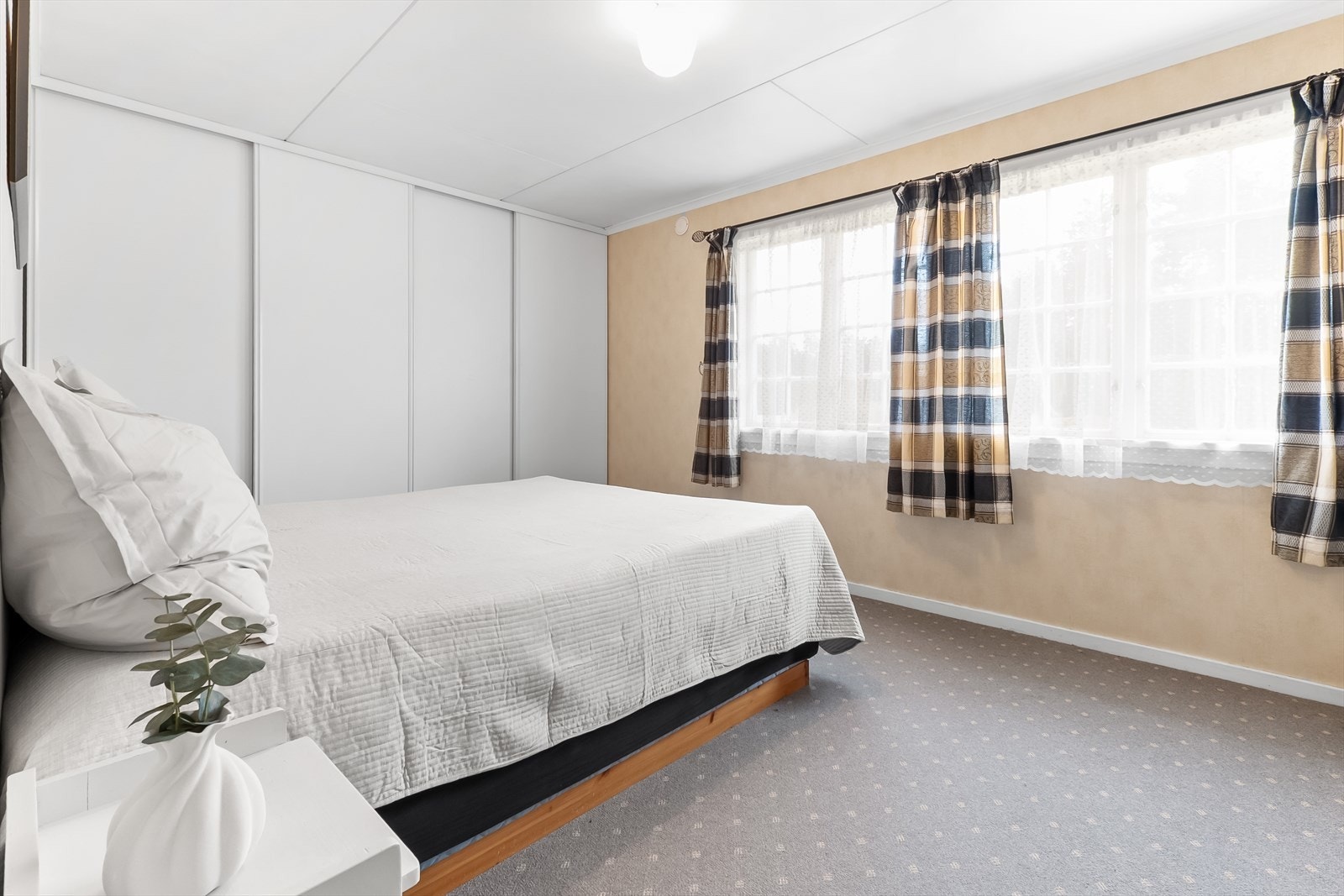 Stort hovedsoverom med skyvedørsgarderobe. Galleribilde