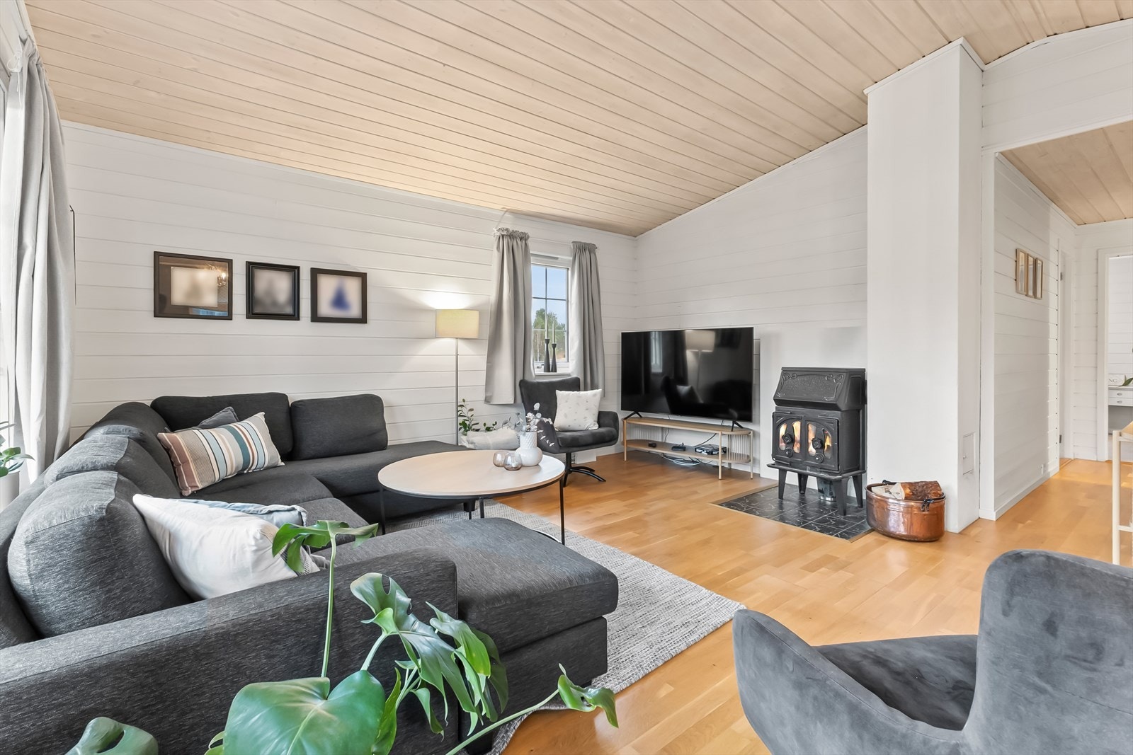 Romslig stue med vedovn. Galleribilde