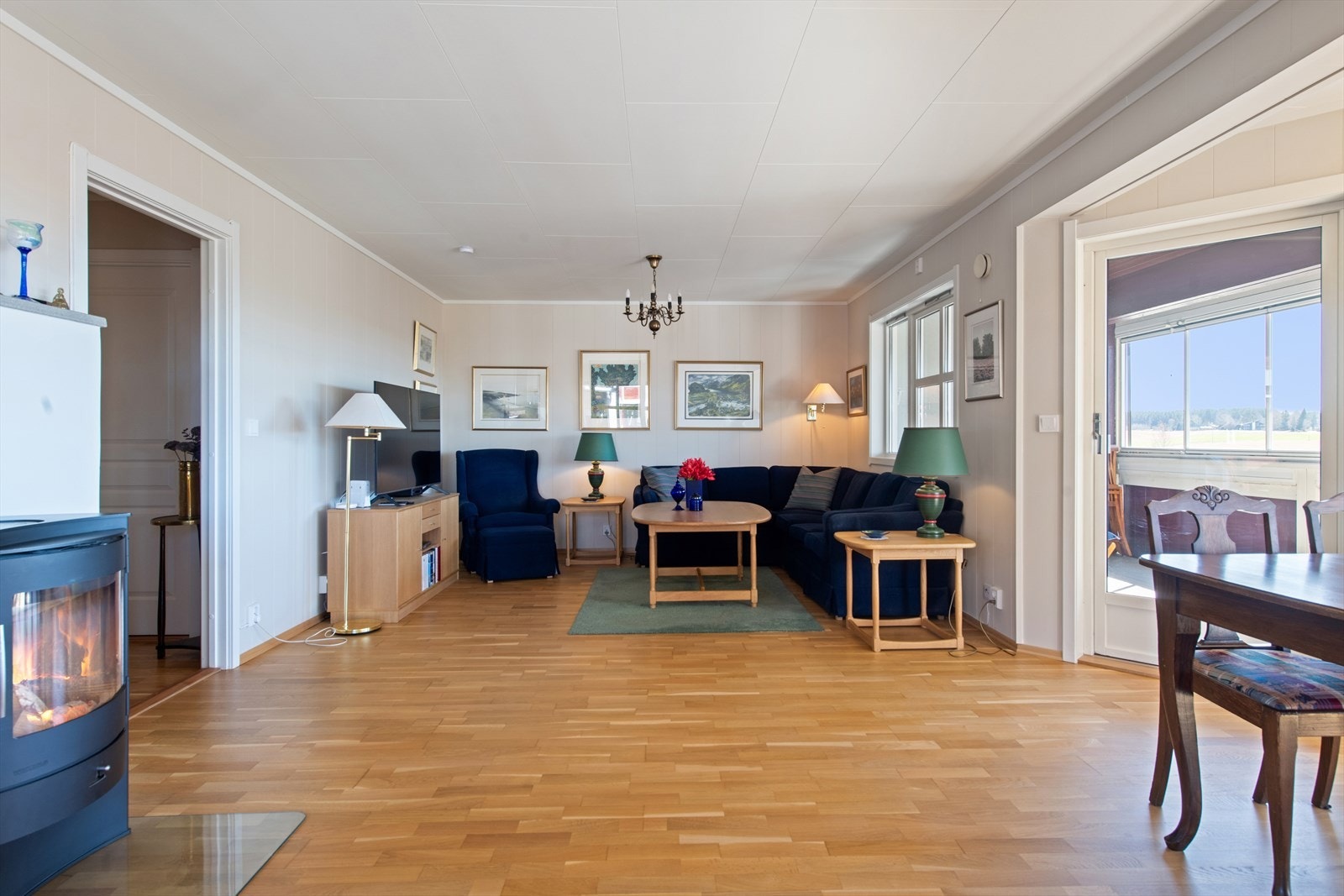 Fra stuen er det utgang til den innglassede balkongen. Galleribilde