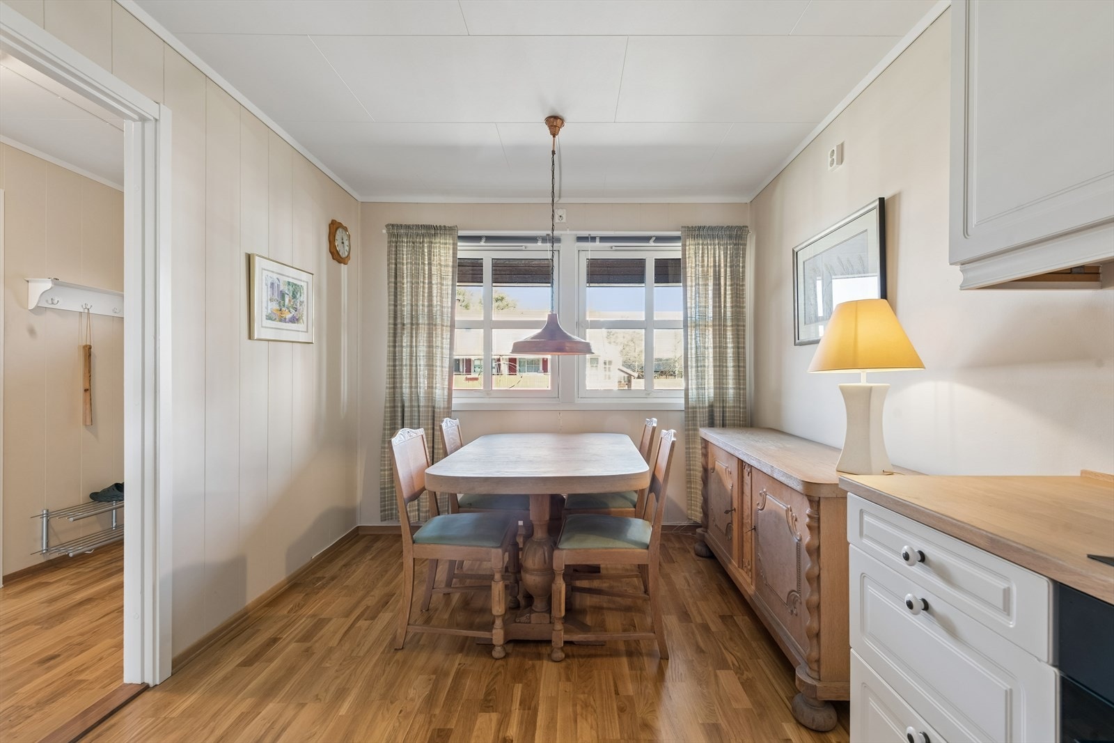 Ved vinduet er det fin plass til et større spisebordsmøblement. Galleribilde