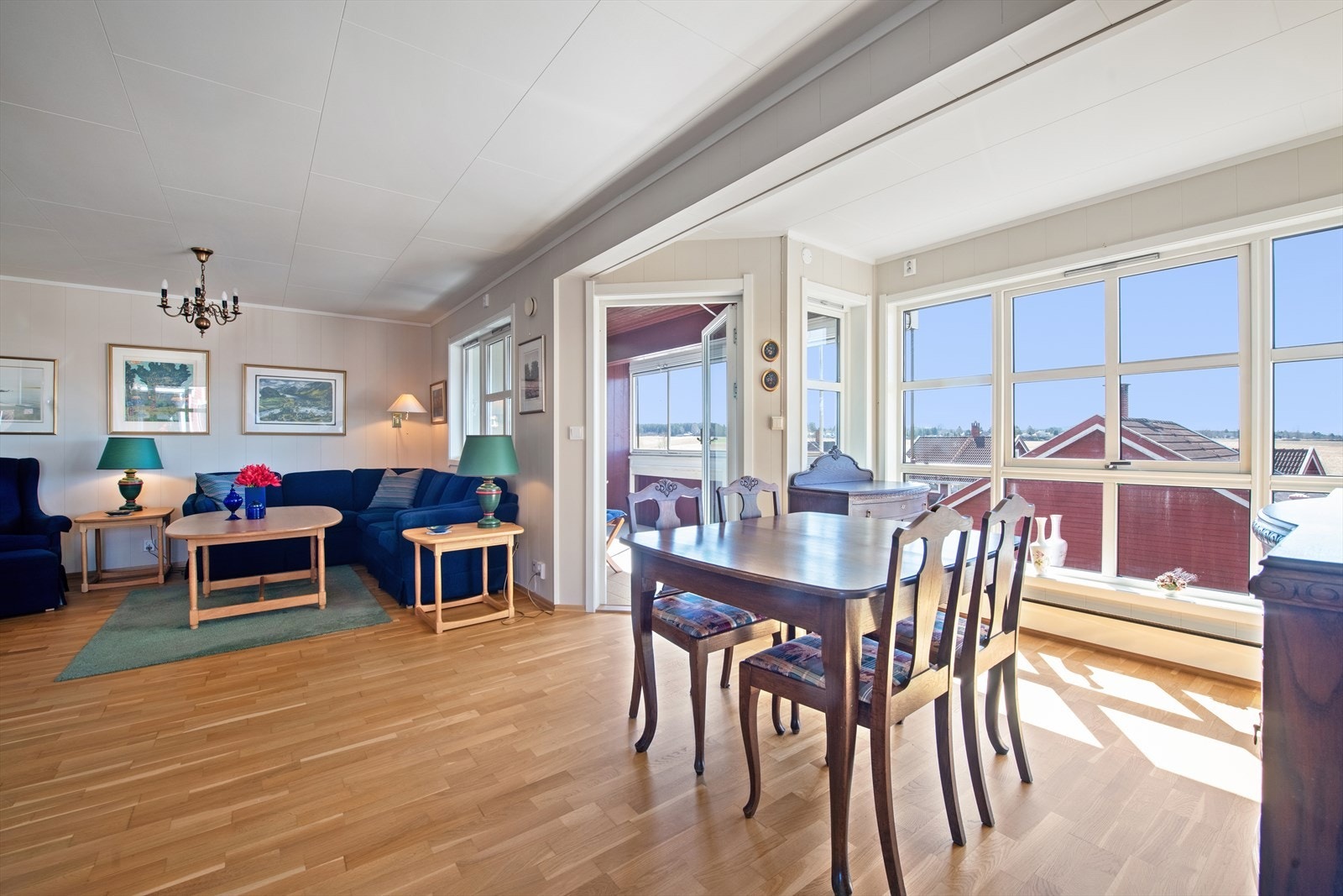 Gode vindusflater og karnapp gir stuen godt med dagslys fra to sider. Galleribilde
