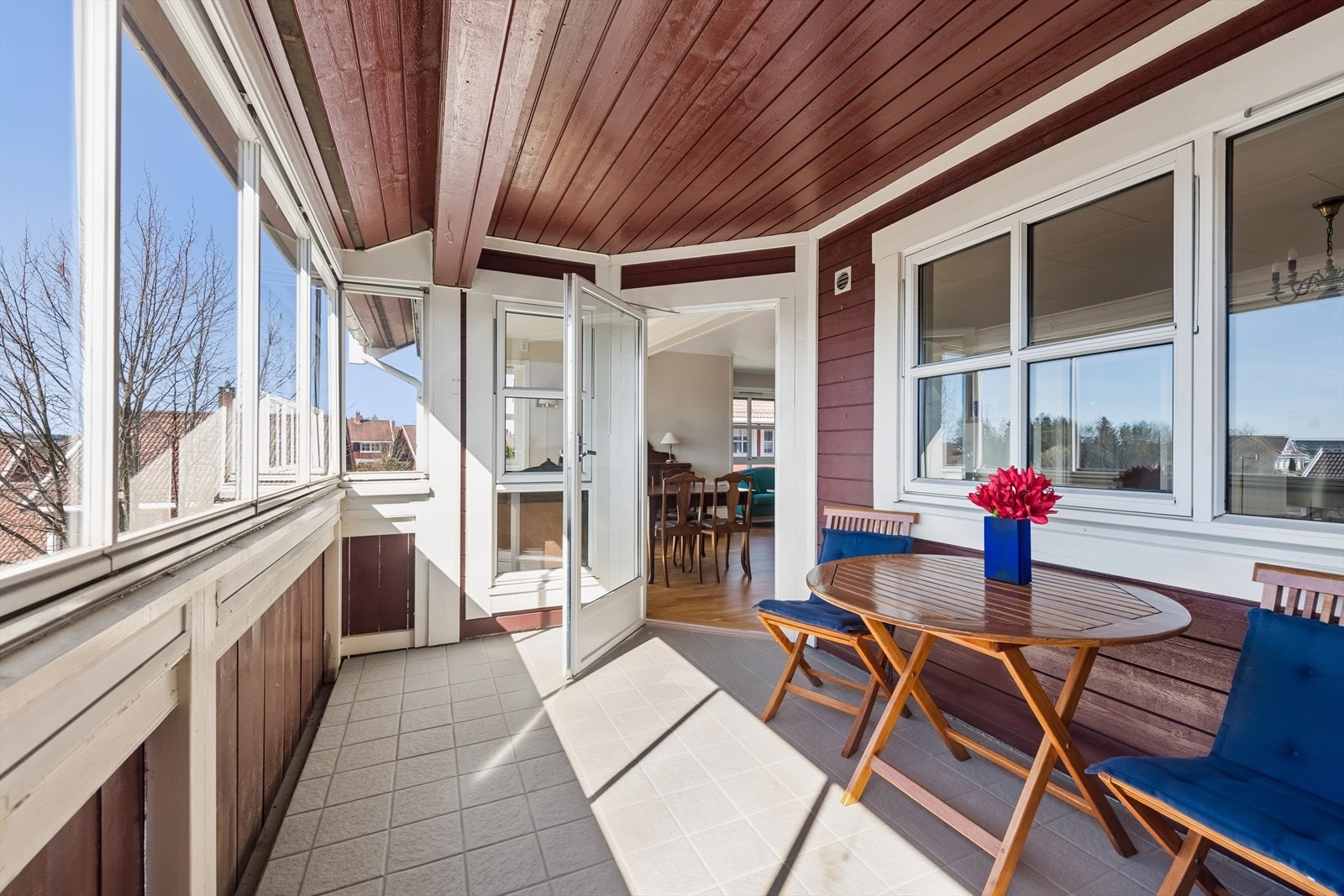 Balkongen har god plass til utegrupper og grill. Galleribilde