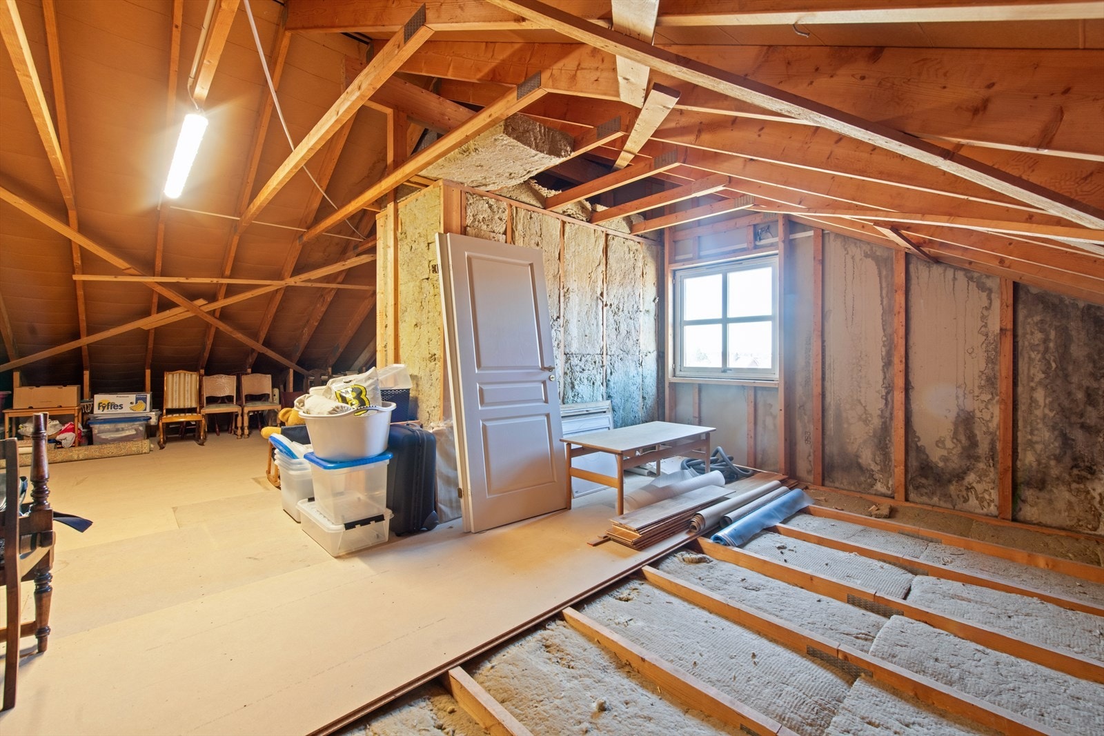 Uinnredet loft med stort potensial. Galleribilde