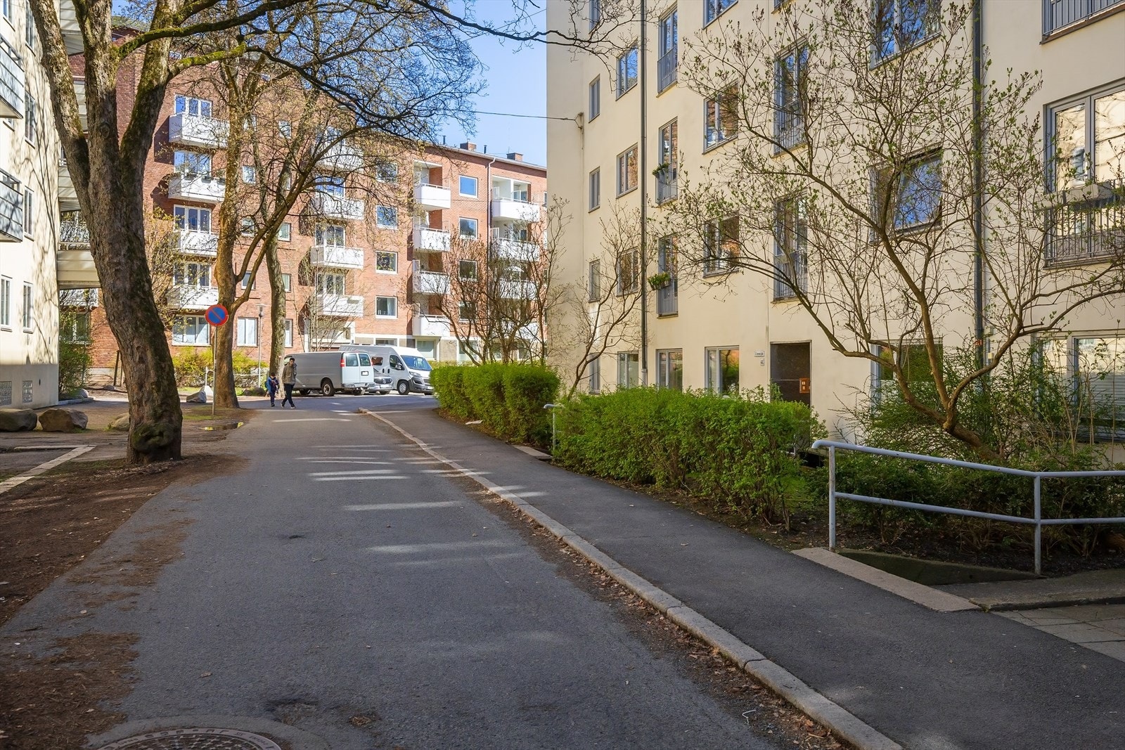 Tross adresse Thereses gate ligger inngangsparti og leiligheten plassert i Laura Gundersens gate. Stille og rolig Galleribilde