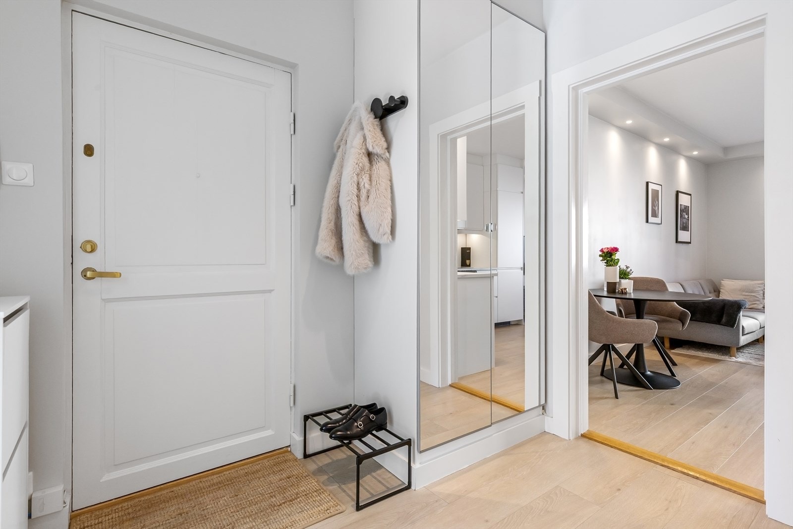 Entré med dørcalling Galleribilde