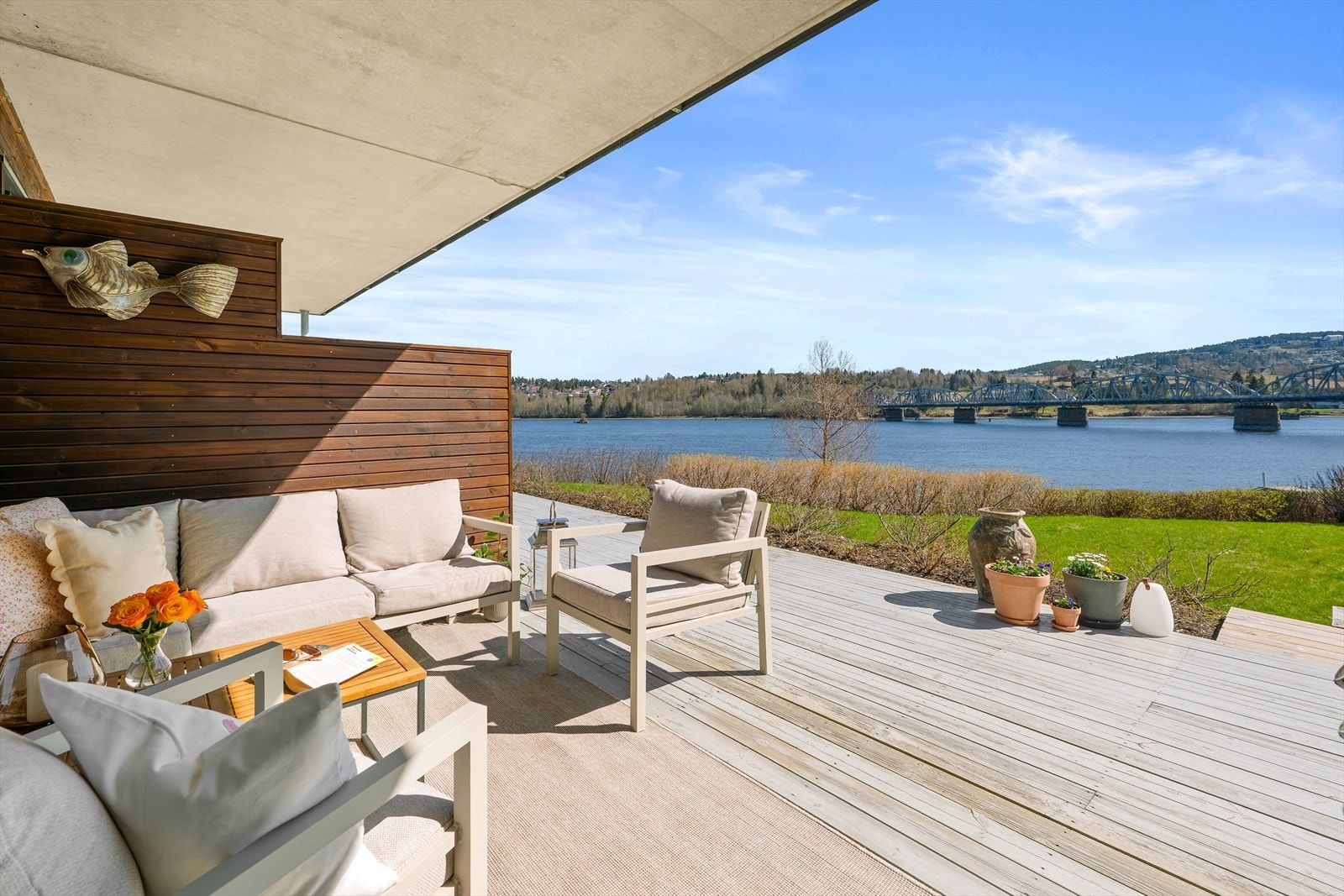 DNB Eiendom ved Malin Bruer ønsker velkommen til Faldalsveien 26! En moderne selveierleilighet fra 2018 med fantastisk utsikt, romslig markterrasse og garasjeplass. Galleribilde