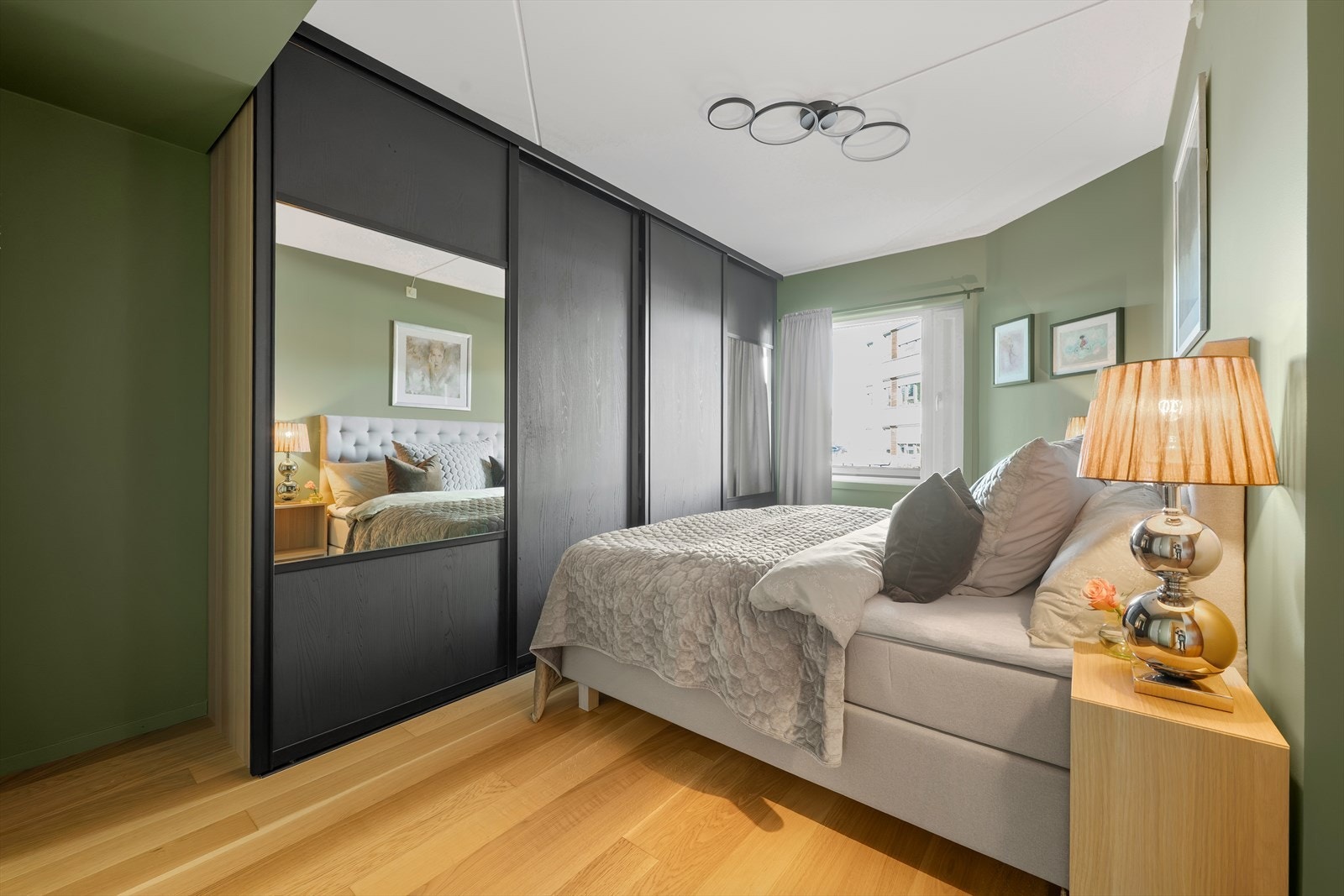 Hovedsoverommet har en romslig skyvedørsgarderobe med speilfronter. Galleribilde