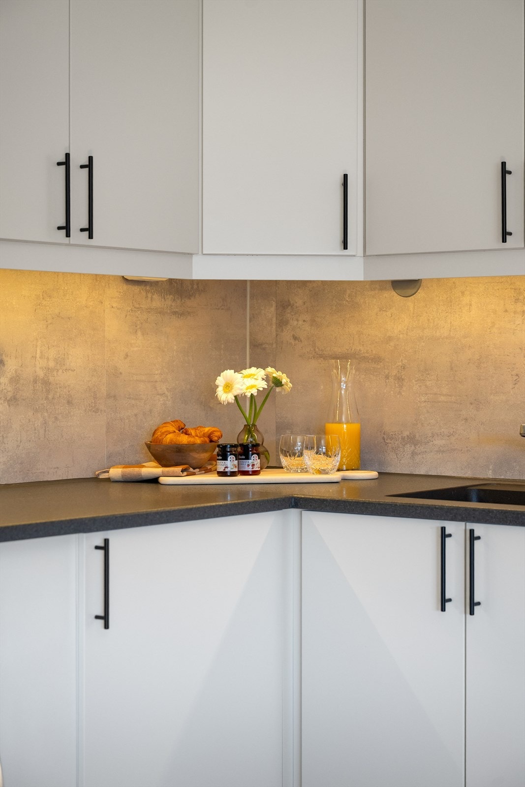 Detaljer som kitchen board over laminatbenken. Galleribilde