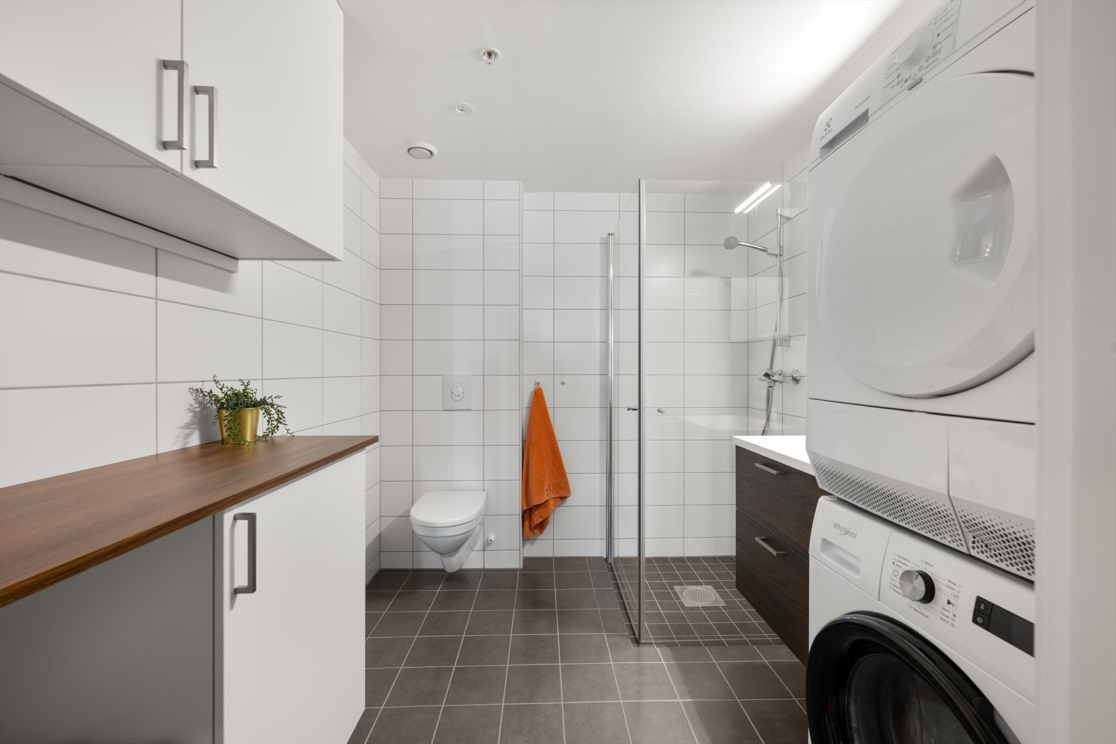 Hovedbadet er tilknyttet soverommet og har flislagt gulv med varmekabler. Her er det også opplegg for vaskemaskin. Galleribilde