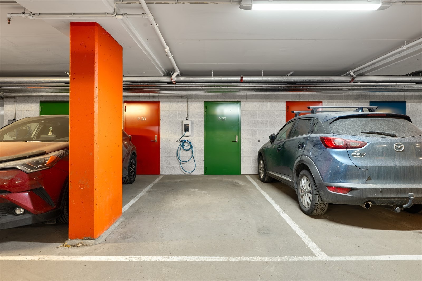 Leiligheten disponerer én parkeringsplass i felles parkeringskjeller. Herfra er det heis opp til etasjen. I kjelleren ligger også to tilhørende boder på totalt 7 m². Galleribilde