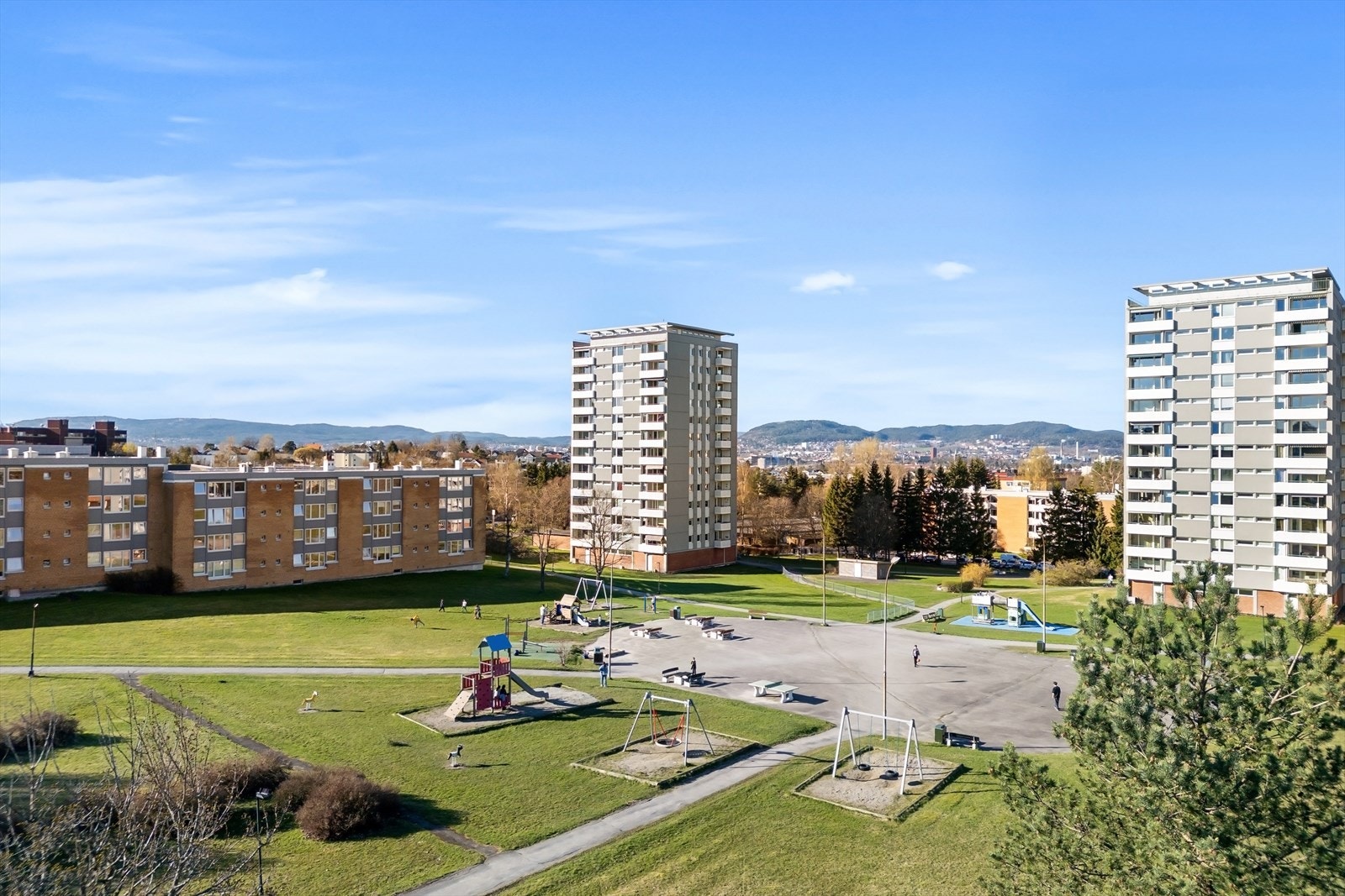 Her har du flotte fellesarealer med stor lekeplass og mange benker. Galleribilde