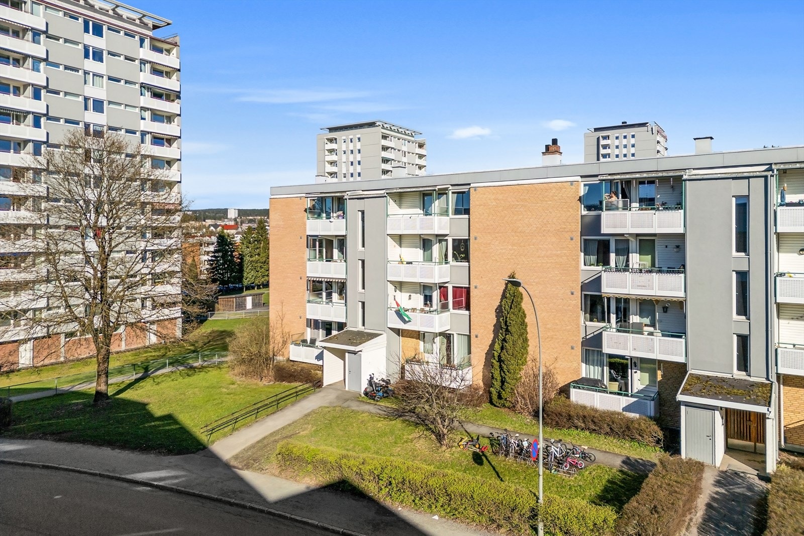 Meget sentral beliggenhet med umiddelbar nærhet til Manglerud senter, T-bane og buss, samt kort avstand til marka. Galleribilde