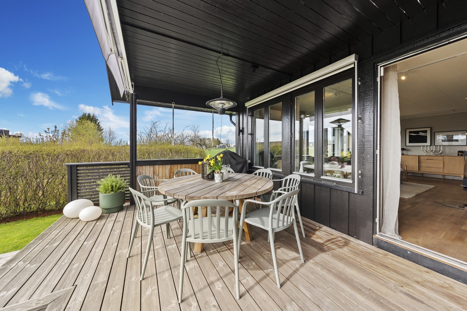Overbygget terrasse med god plass til møblement Galleribilde