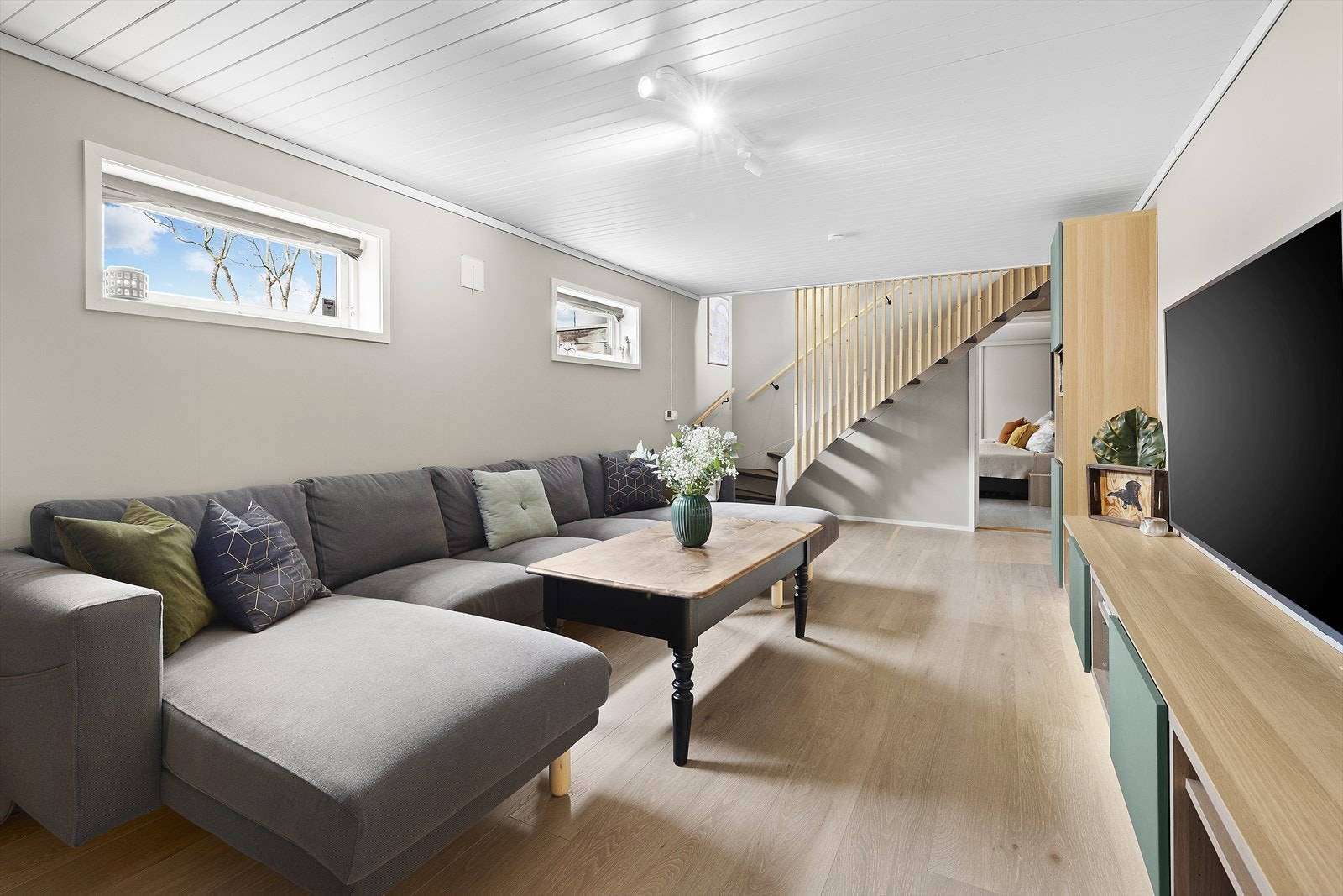 Innredet kjellerstue med god plass til sofagruppe og tilhørende møblement. Rommet er ikke godkjent til varig opphold. Gulvvarme Galleribilde