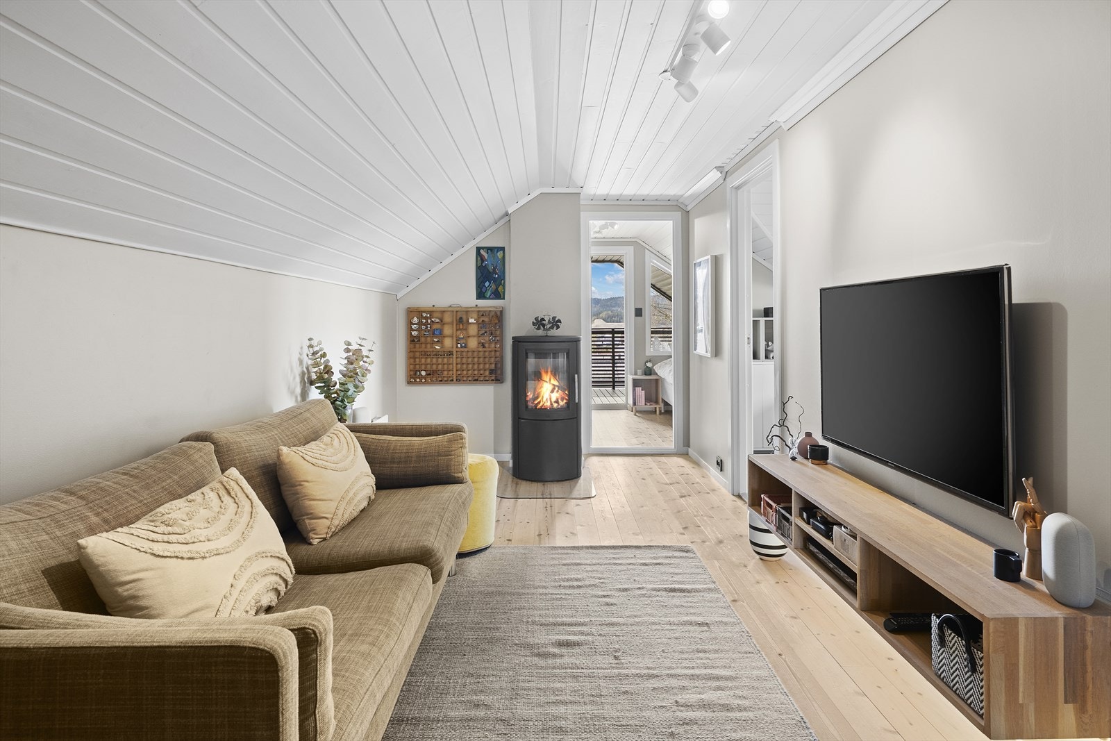 I loftstuen er det montert peisovn. Fra loftstuen har du tilgang til de øvrige rommene i 2. etasje Galleribilde