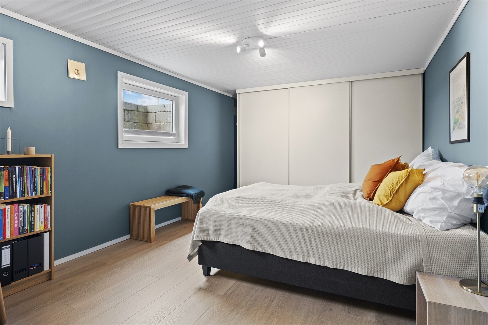 Romslig soverom med god plass til dobbeltseng, nattbord og annet mindre soveromsmøblement. Soverommet er utstyrt med romslig skyvedørsgarderobe. Gulvvarme Galleribilde