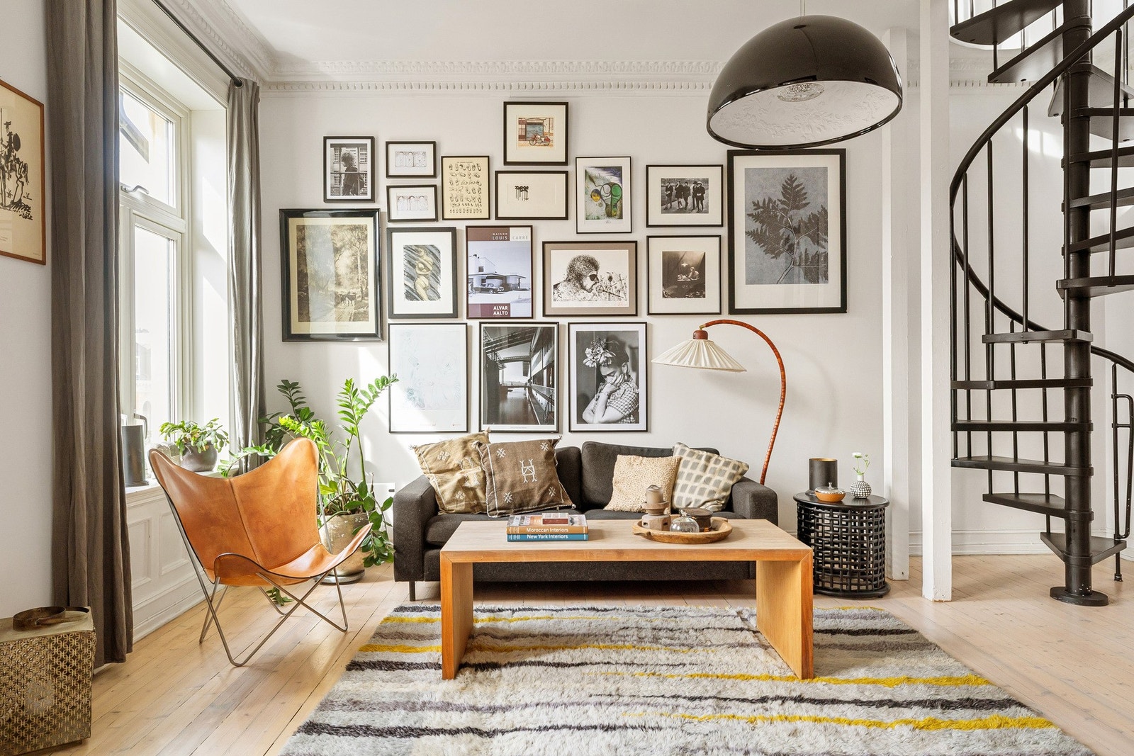 Stue II. Spindeltrapp opp til leilighetens andre plan t.h. Galleribilde