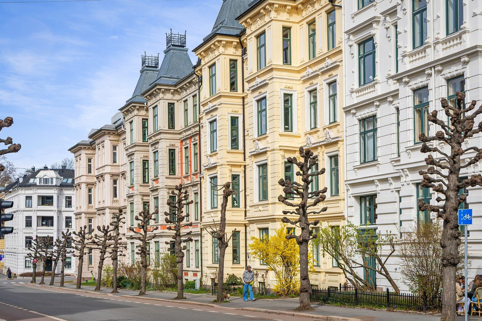 Leiligheten ligger i en klassisk gård fra slutten av 1800-tallet, beliggende på beste Briskeby/Frogner. Oppussing av fasade og oppgang foretatt i 2018. Galleribilde