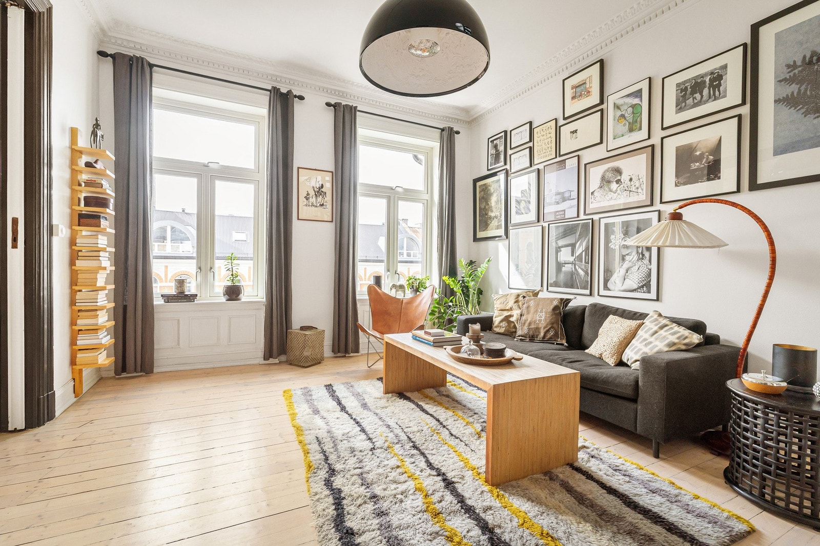 Store, vakre vinduer gir godt med naturlig lys. Galleribilde