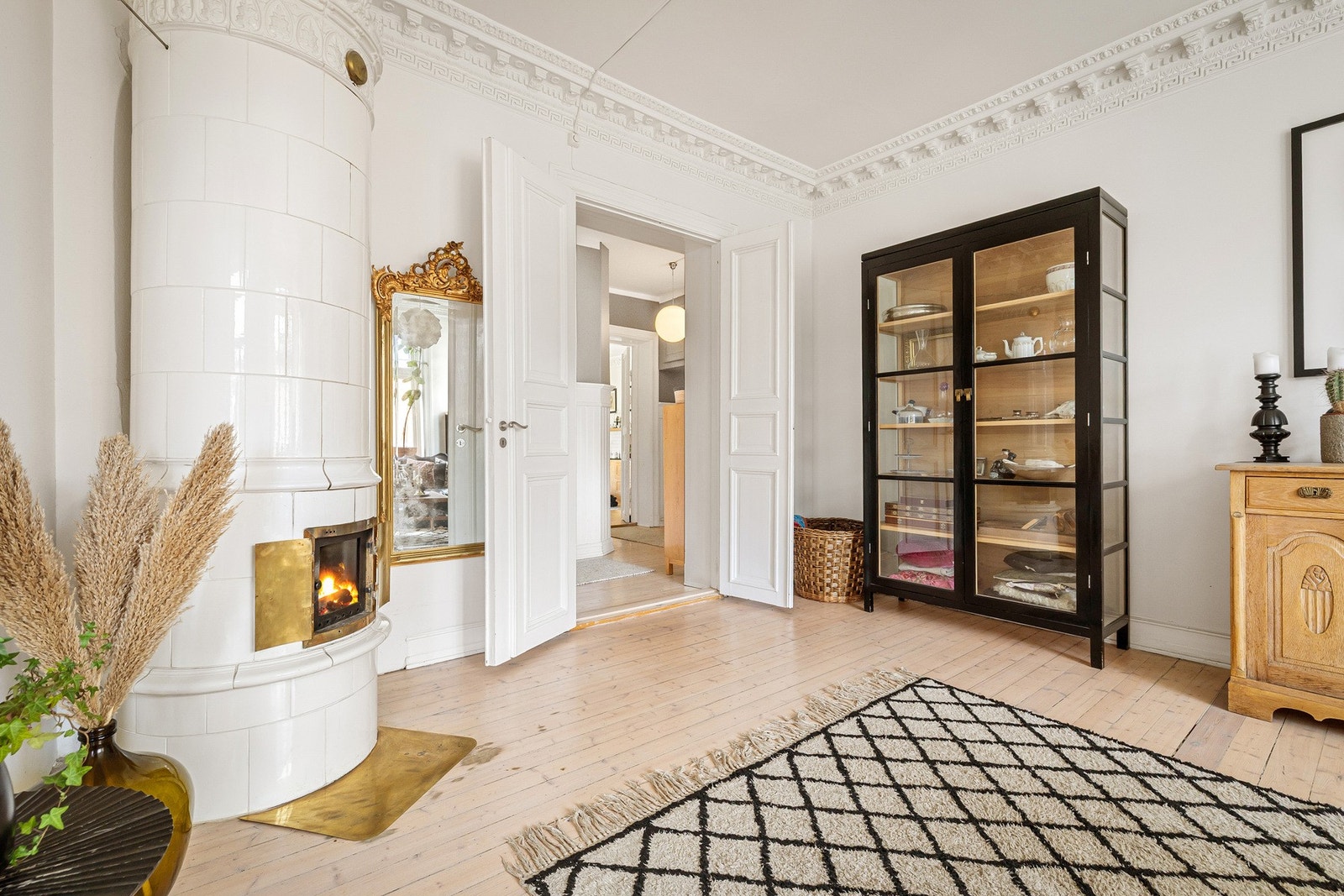 Via stue nr. I kan man ta seg videre inn til kjøkkenet gjennom mellomgang/entré. Galleribilde