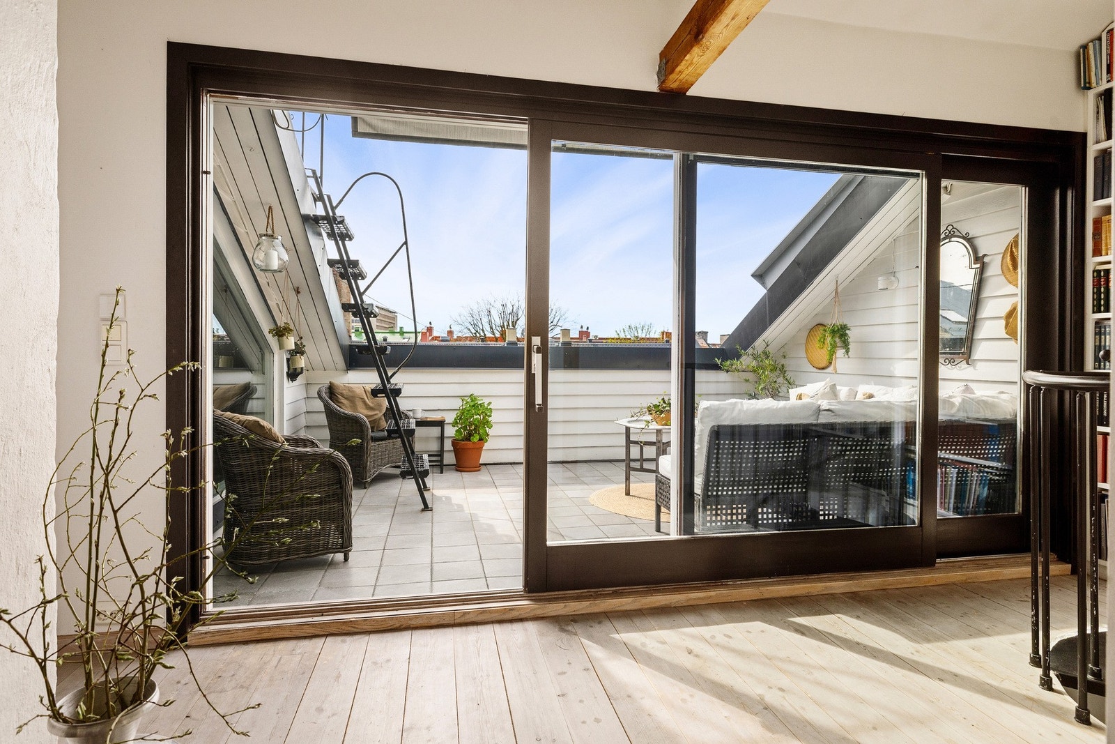 Fra denne etasjen har man utgang til en stor takterrasse på ca. 17 m2. Galleribilde