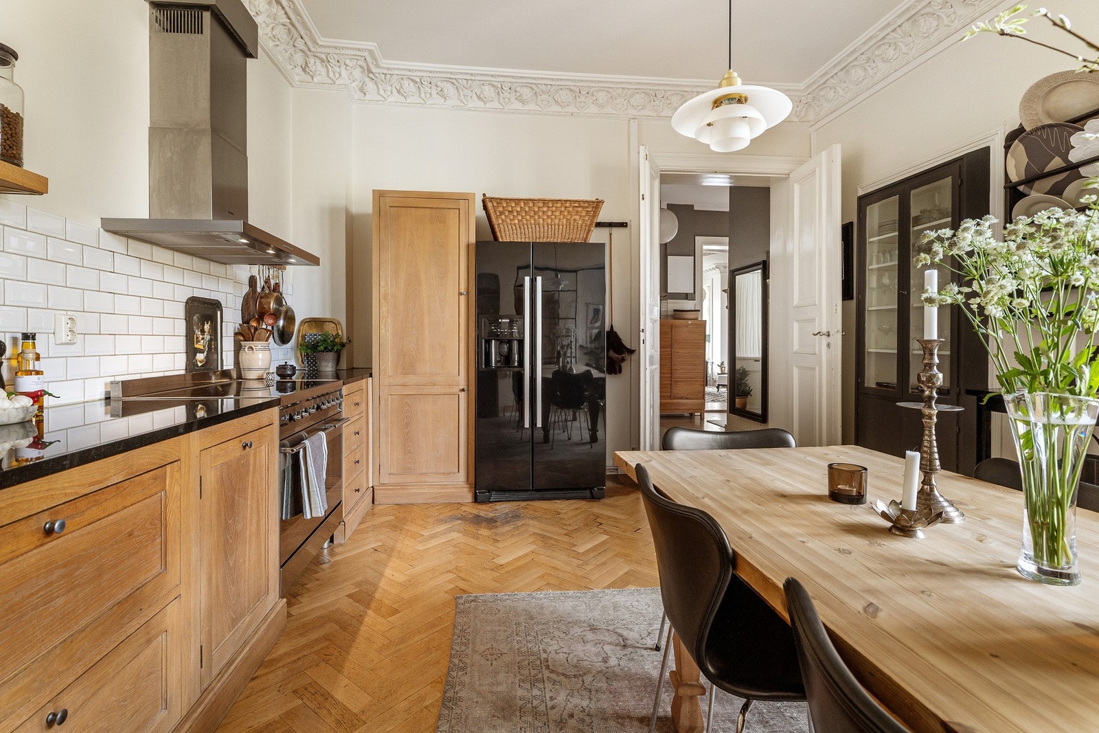 Innredningen har kjøl/fryseskap, oppvaskmaskin og komfyr. Galleribilde