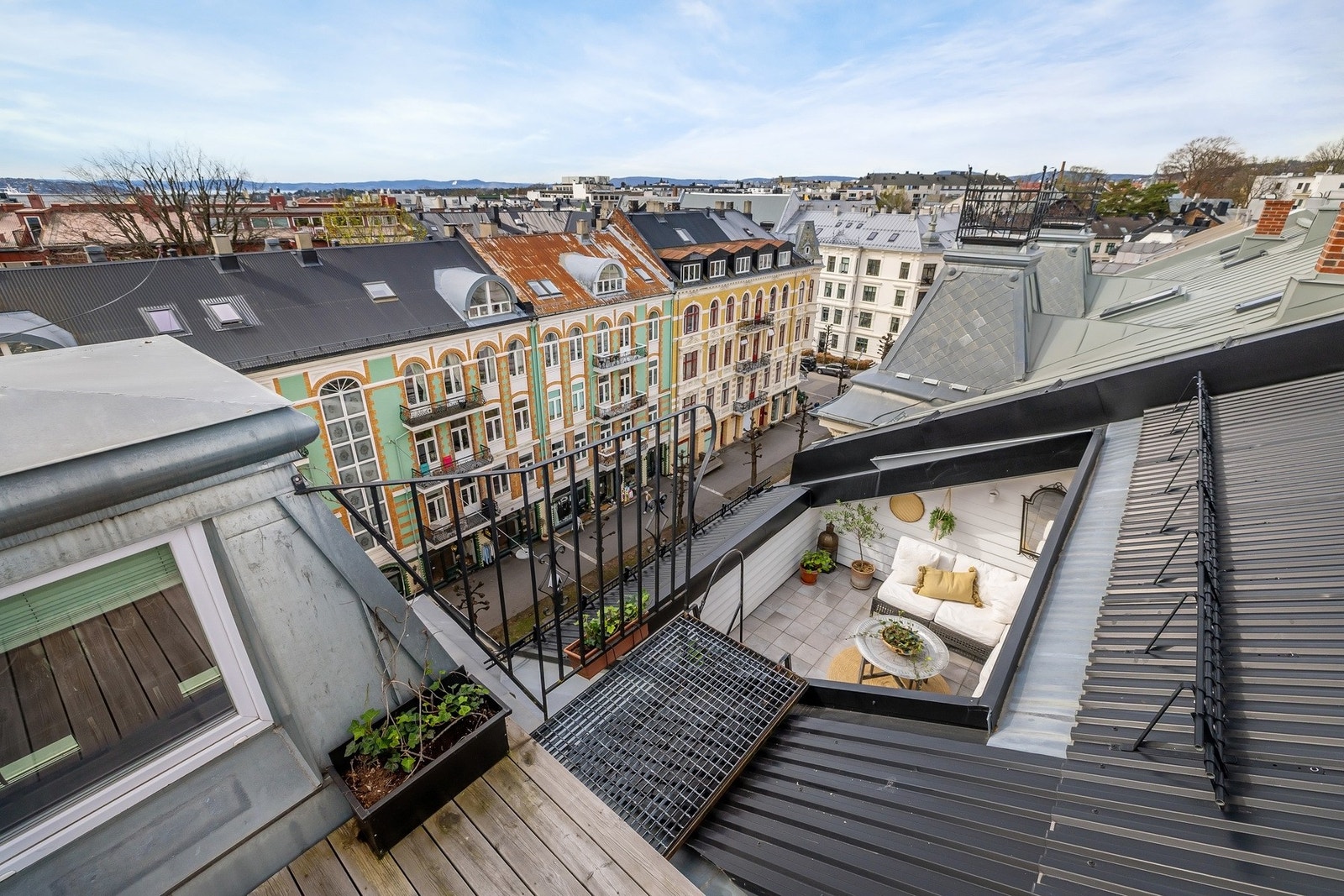 Skjermet og solrik takterrasse, med adkomst til en mindre terrasse via trapp. 360 graders utsikt fra øverste platå. Galleribilde