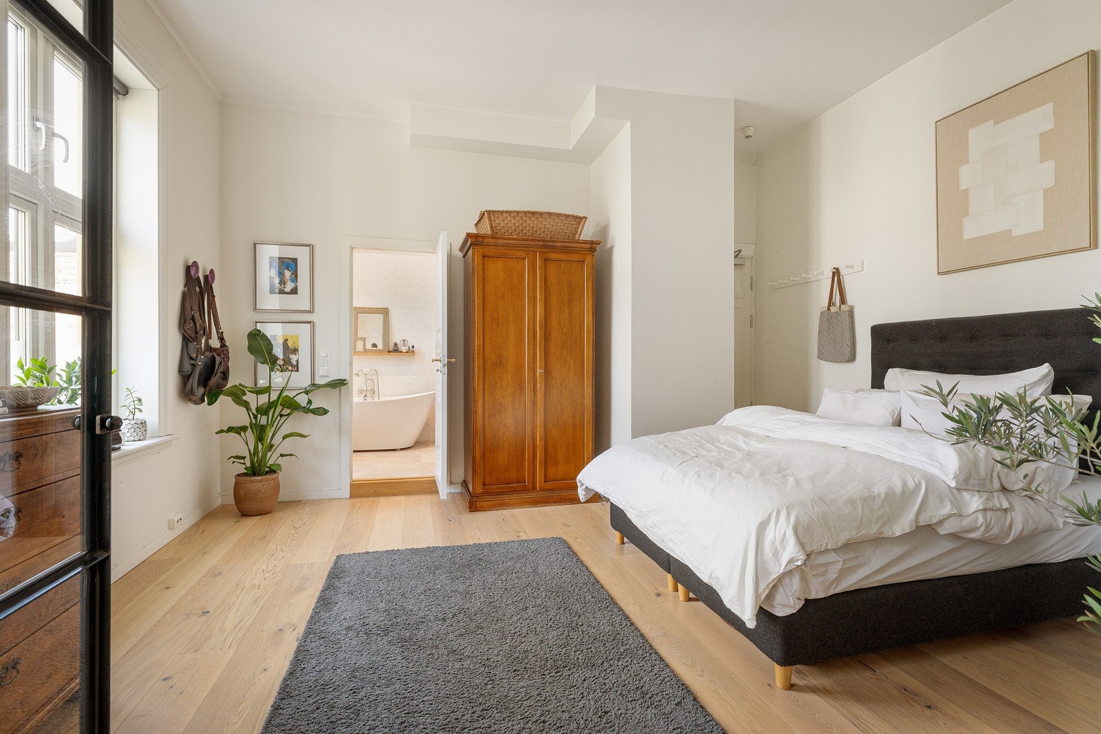 Master bedroom er etablert i en suite løsning med direkte adgang til ett av leilighetens tre bad. Galleribilde