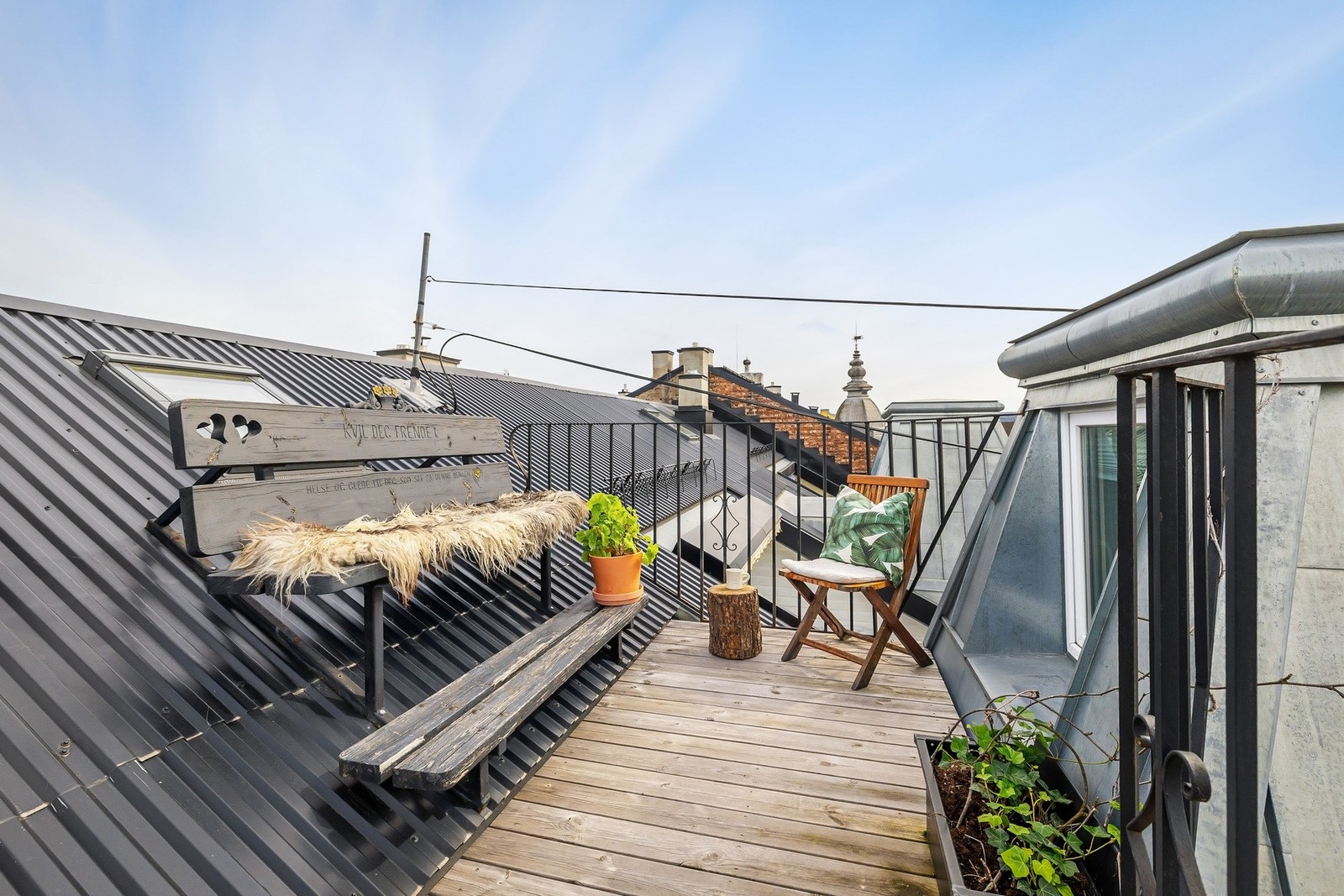 Fra leilighetens takterrasse er det tilgang til en mindre takterrasse med fastmontert benk og fantastisk utsikt. (denne terrassen ikke byggemeldt) Galleribilde