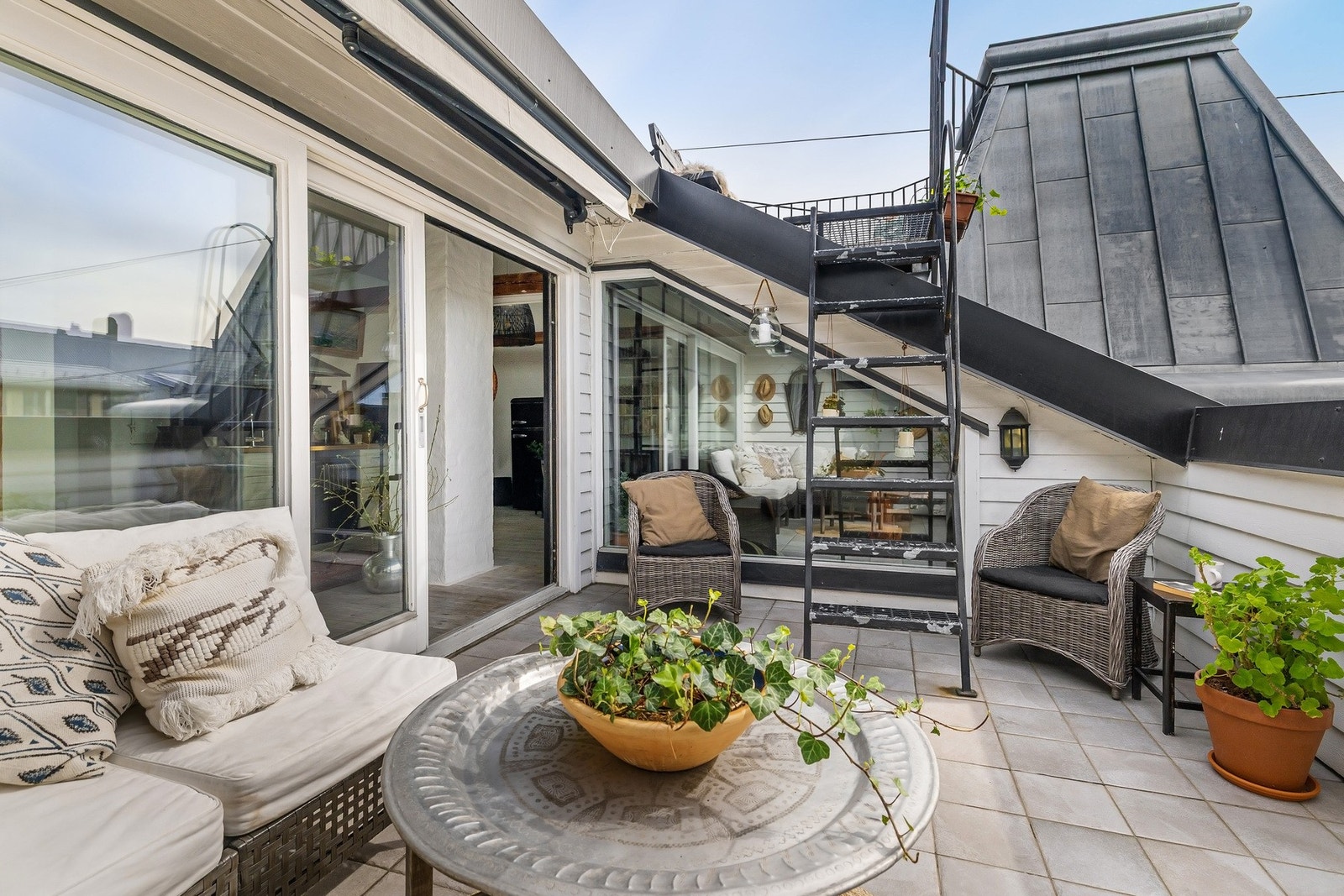 Via en trapp på takterrassen tar man seg opp til et nytt platå og ytterligere en takterrasse. (Ikke byggemeldt). Galleribilde