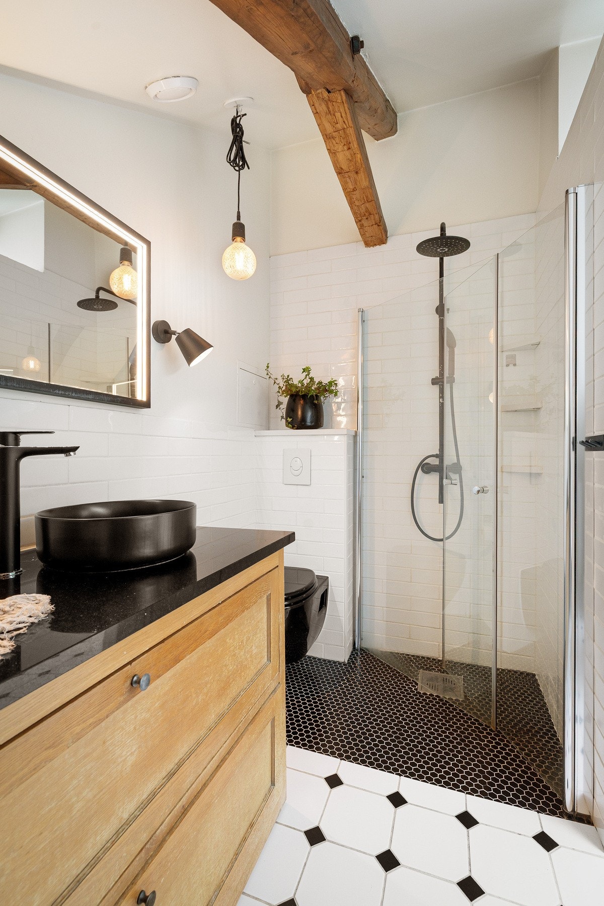 I tillegg til badekar, er det også en dusj med innfellbare dusjdører for optimal plassutnyttelse. Galleribilde