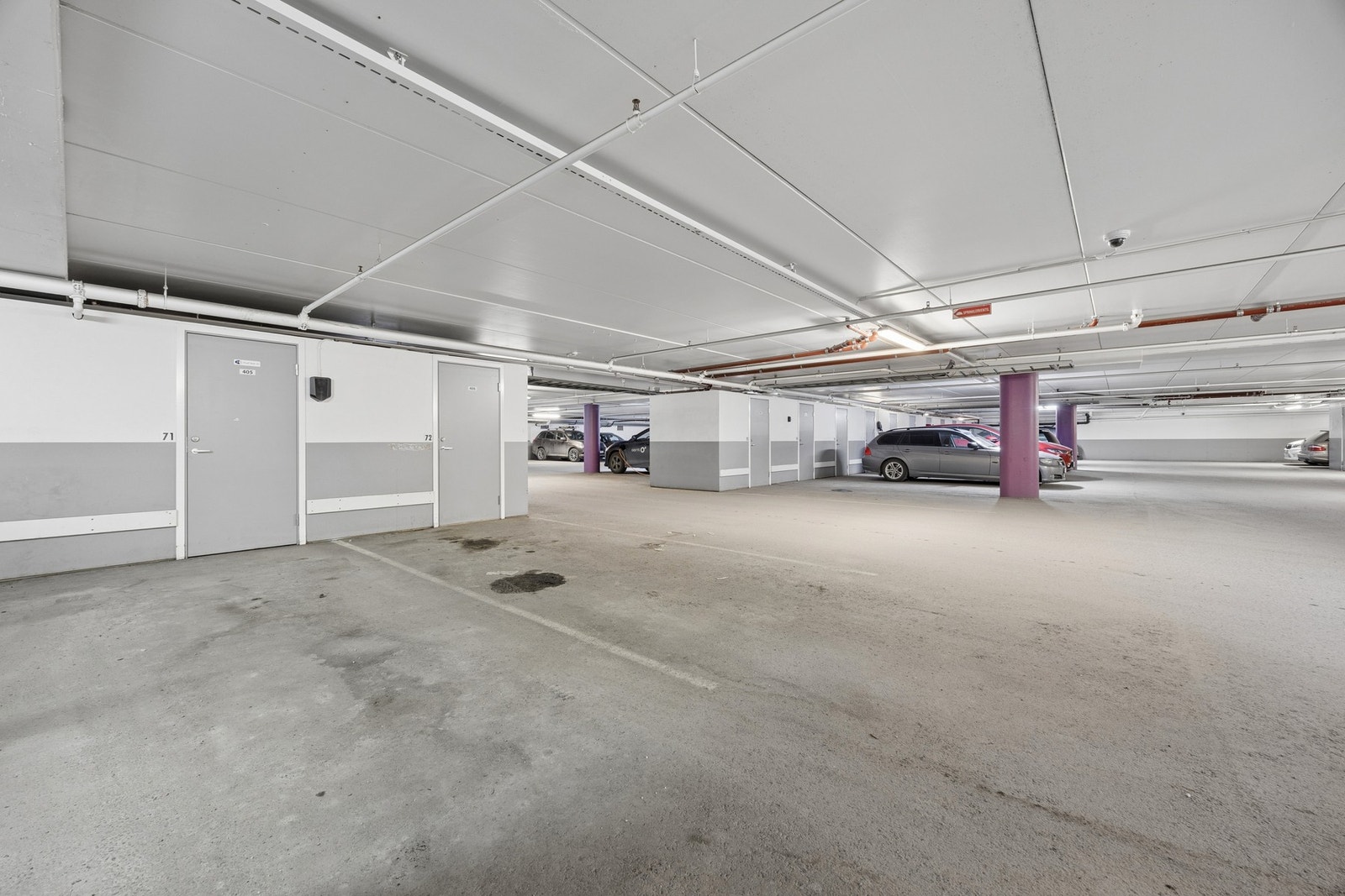 Merket p-plass i felles garasjeanlegg i kjeller, heis opp til 4. etasje herfra Galleribilde
